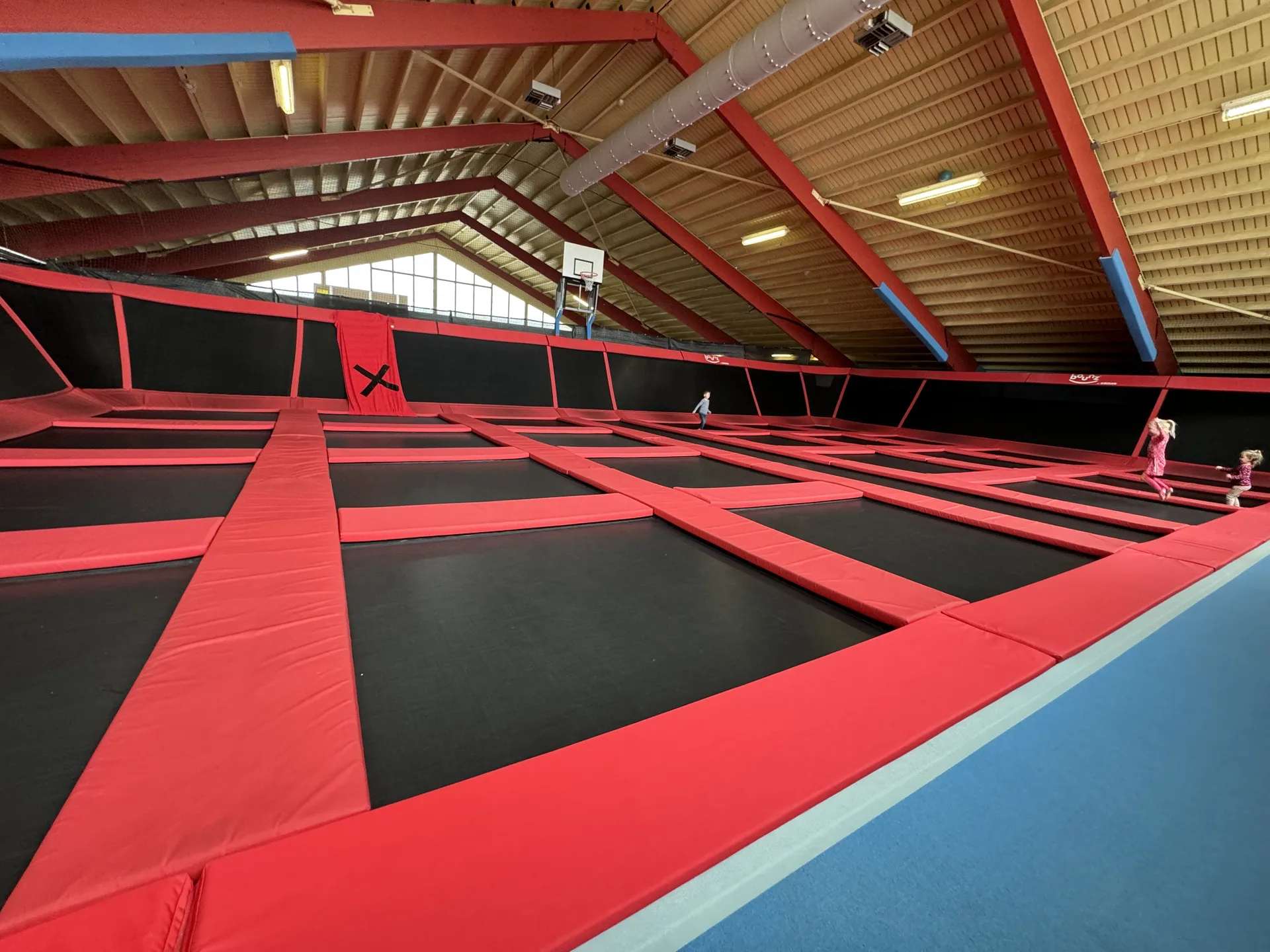 Trampolinhalle mit mehreren großen Trampolinen