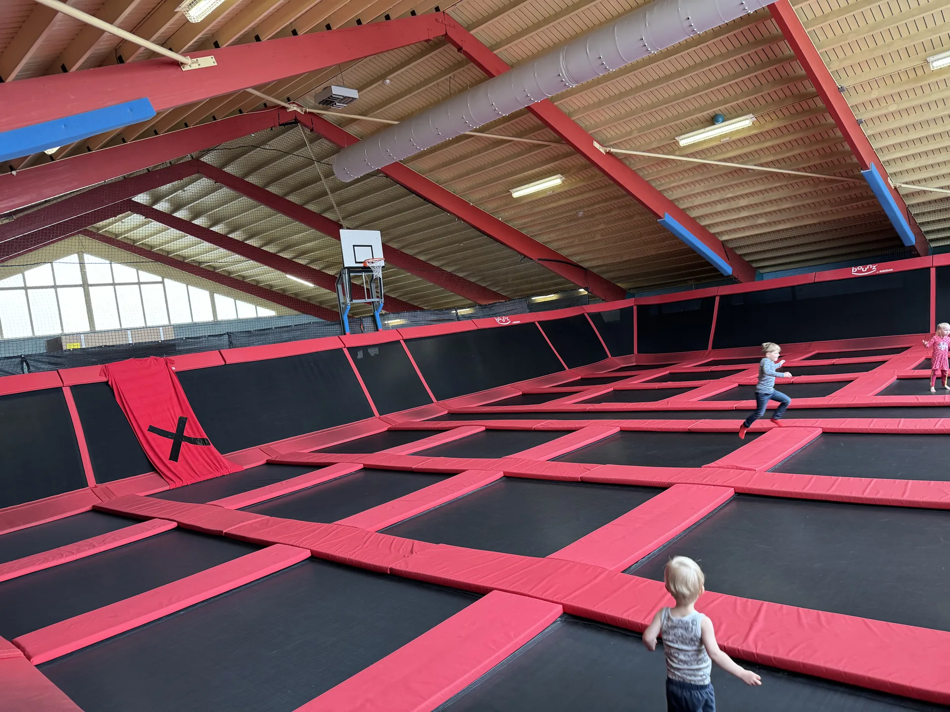 Trampolinhalle – Platz für alle zum Springen