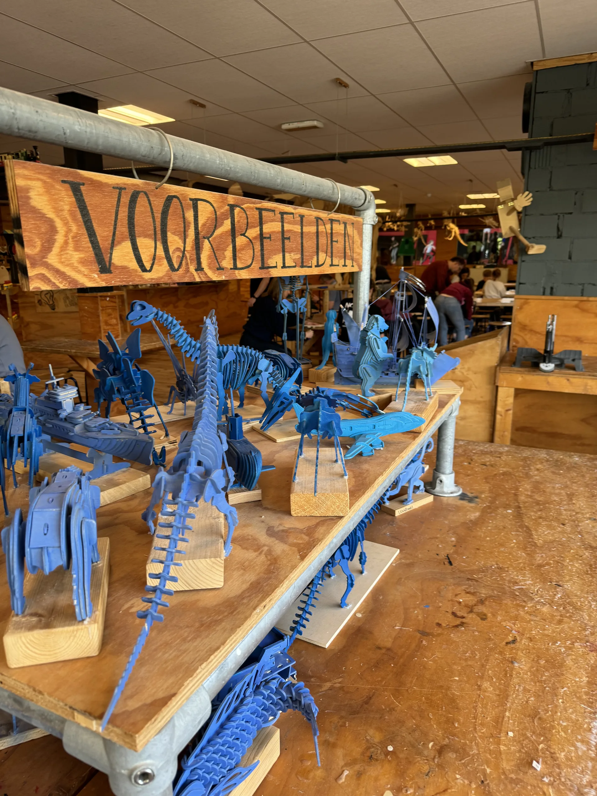 Fertige Modelle als Vorlagen an der Wand