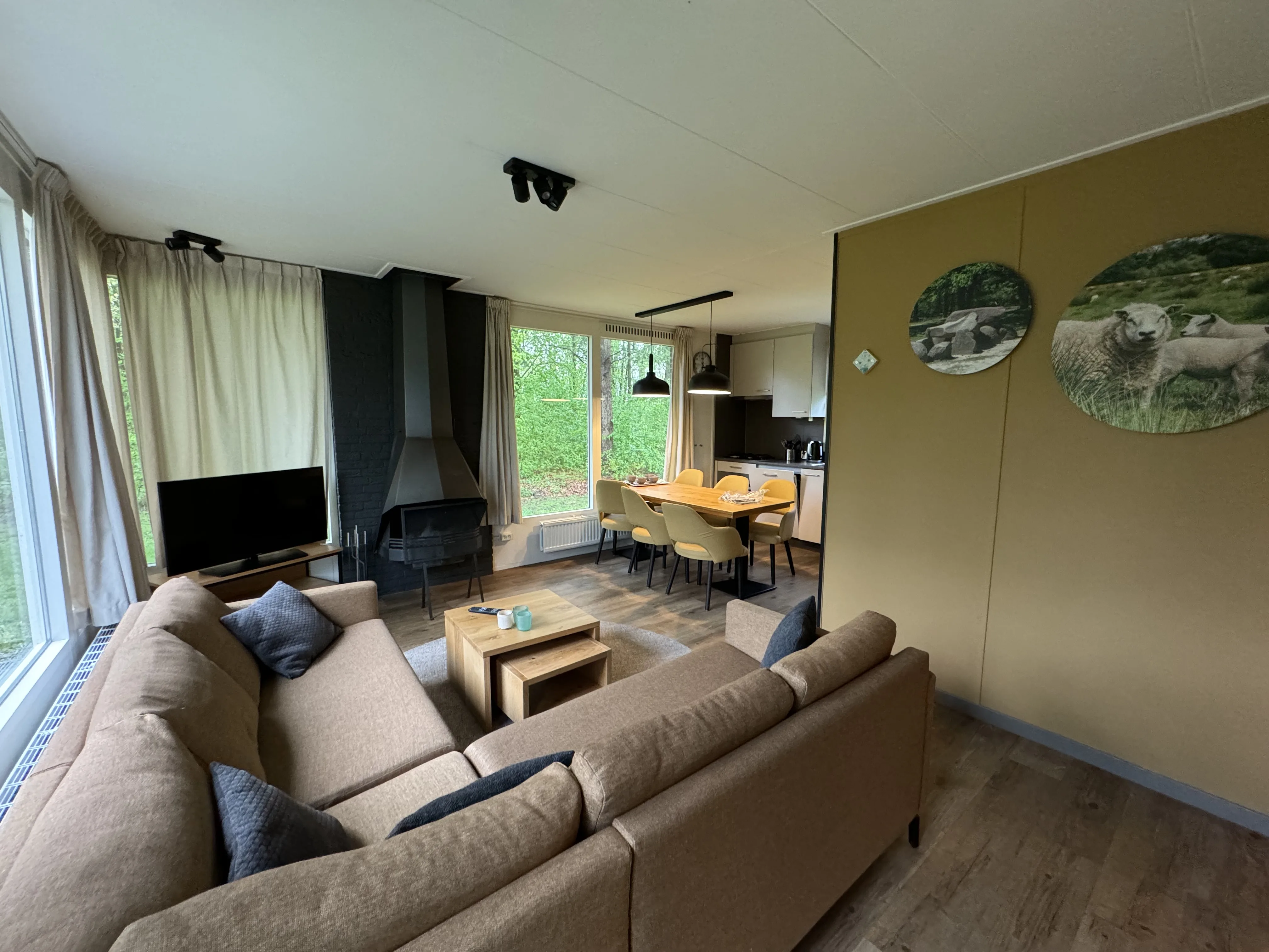 Das gemütliche Wohnzimmer mit Kamin