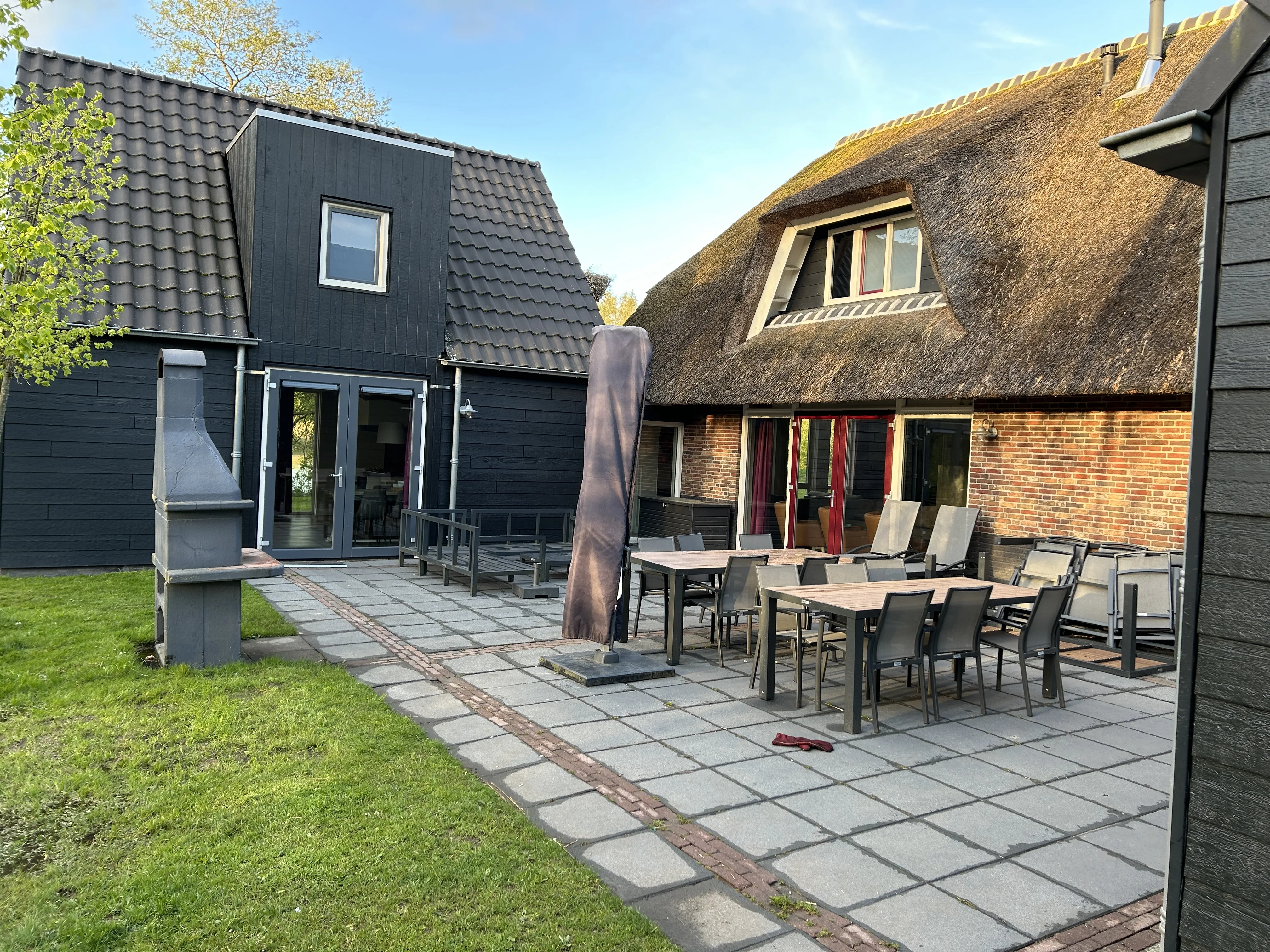 Die große Terrasse zwischen den Gebäuden