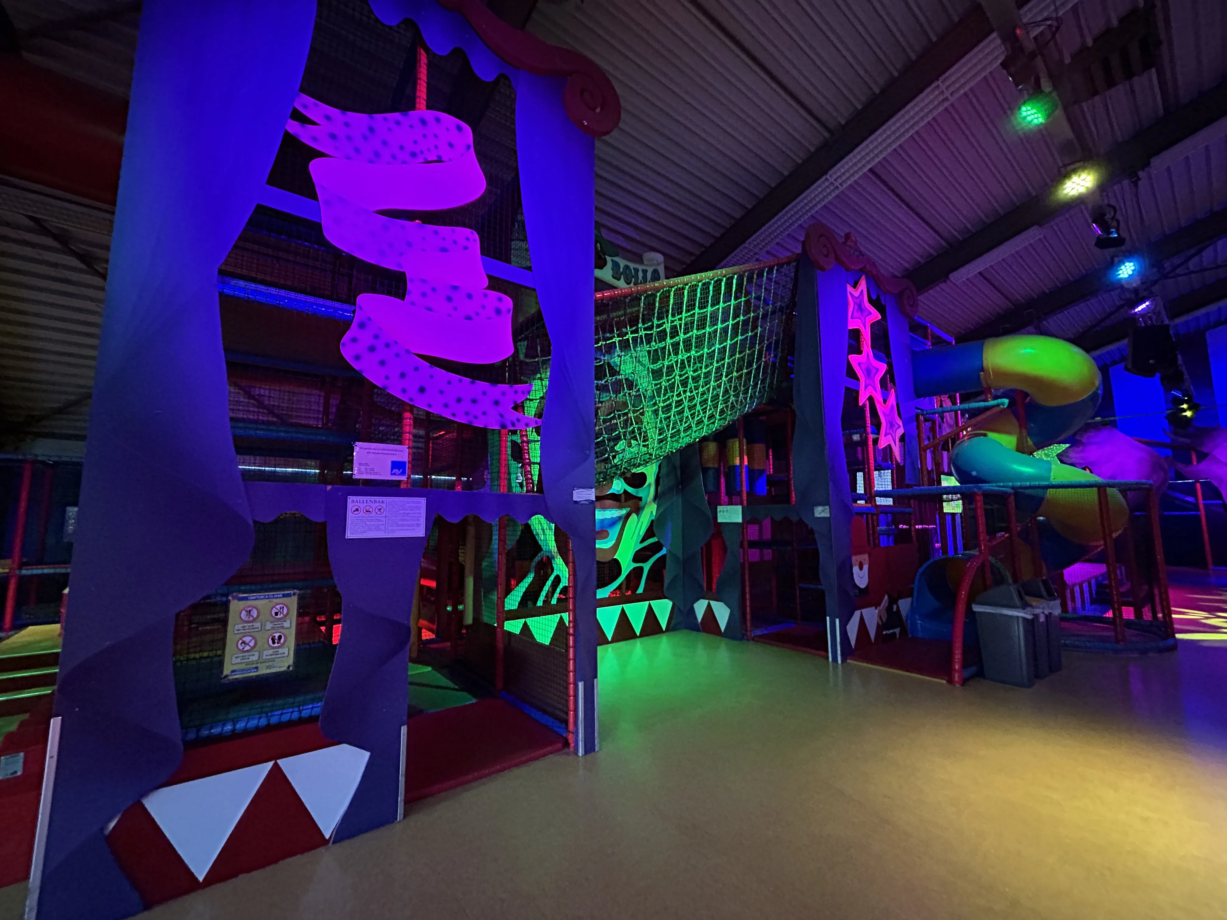 Das Klettergerüst mit UV-Licht