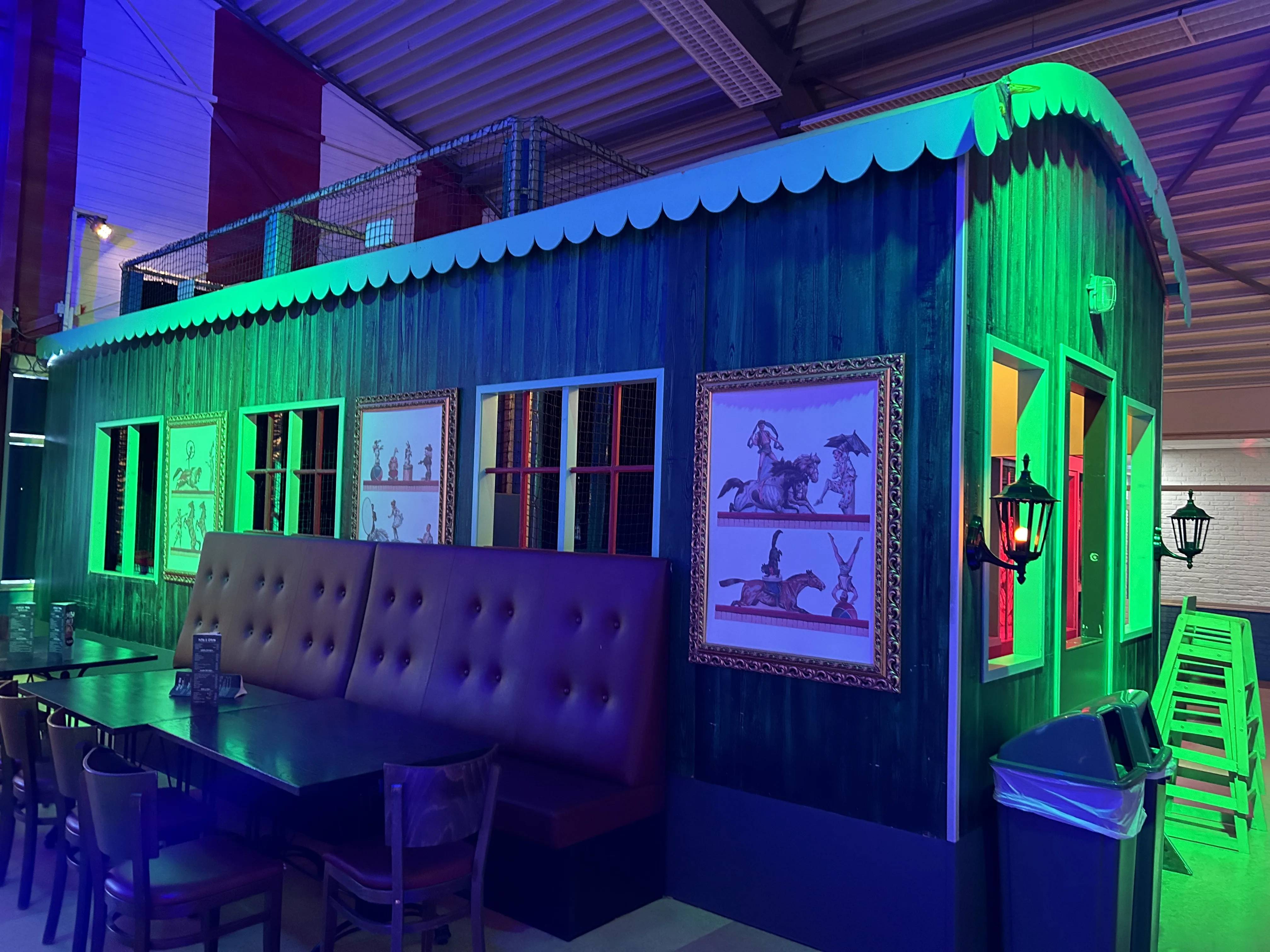 Thematisierte Sitzbereiche im Circus-Stil