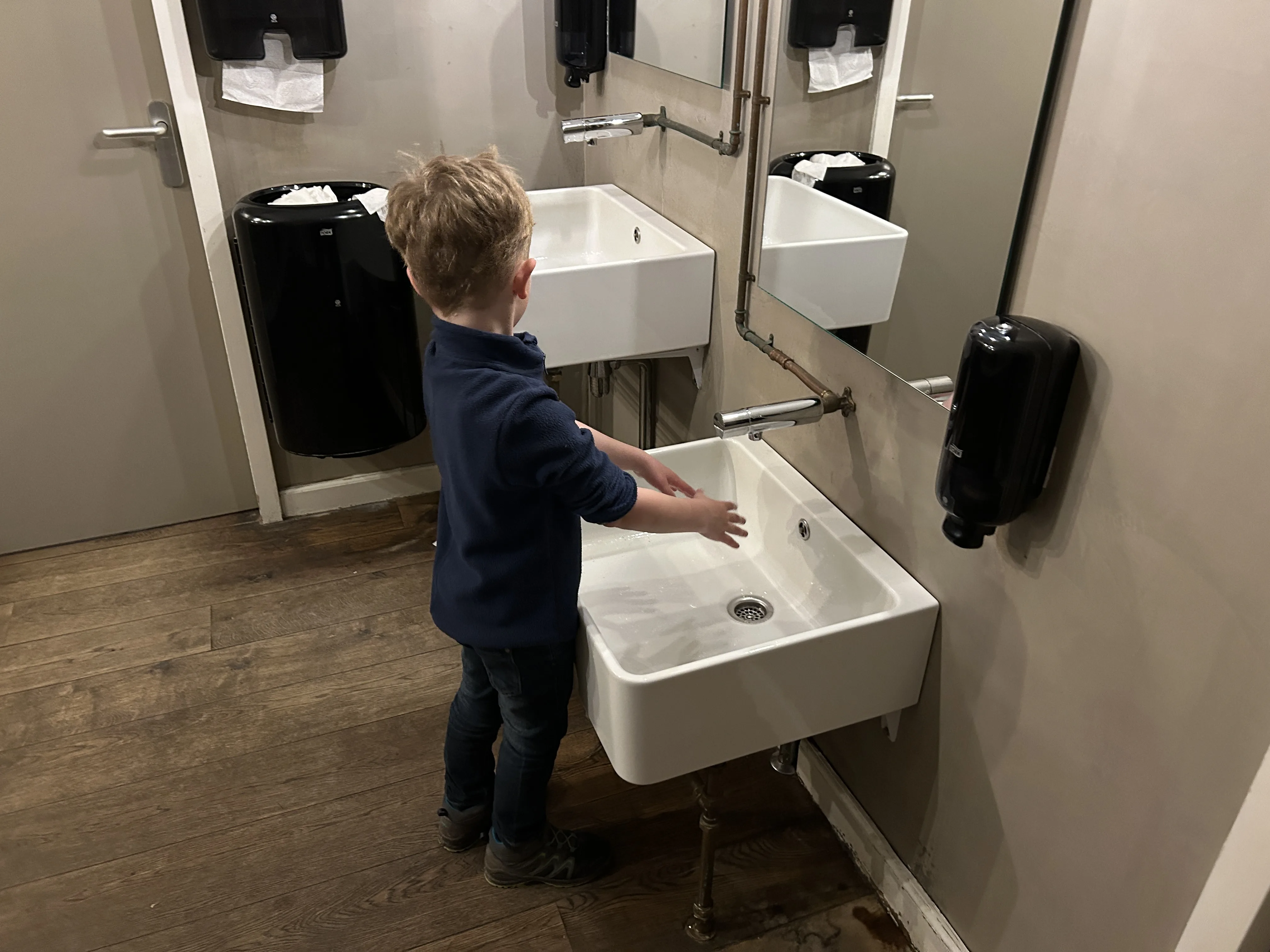 Kinderfreundliche Waschbecken auf Kinderhöhe