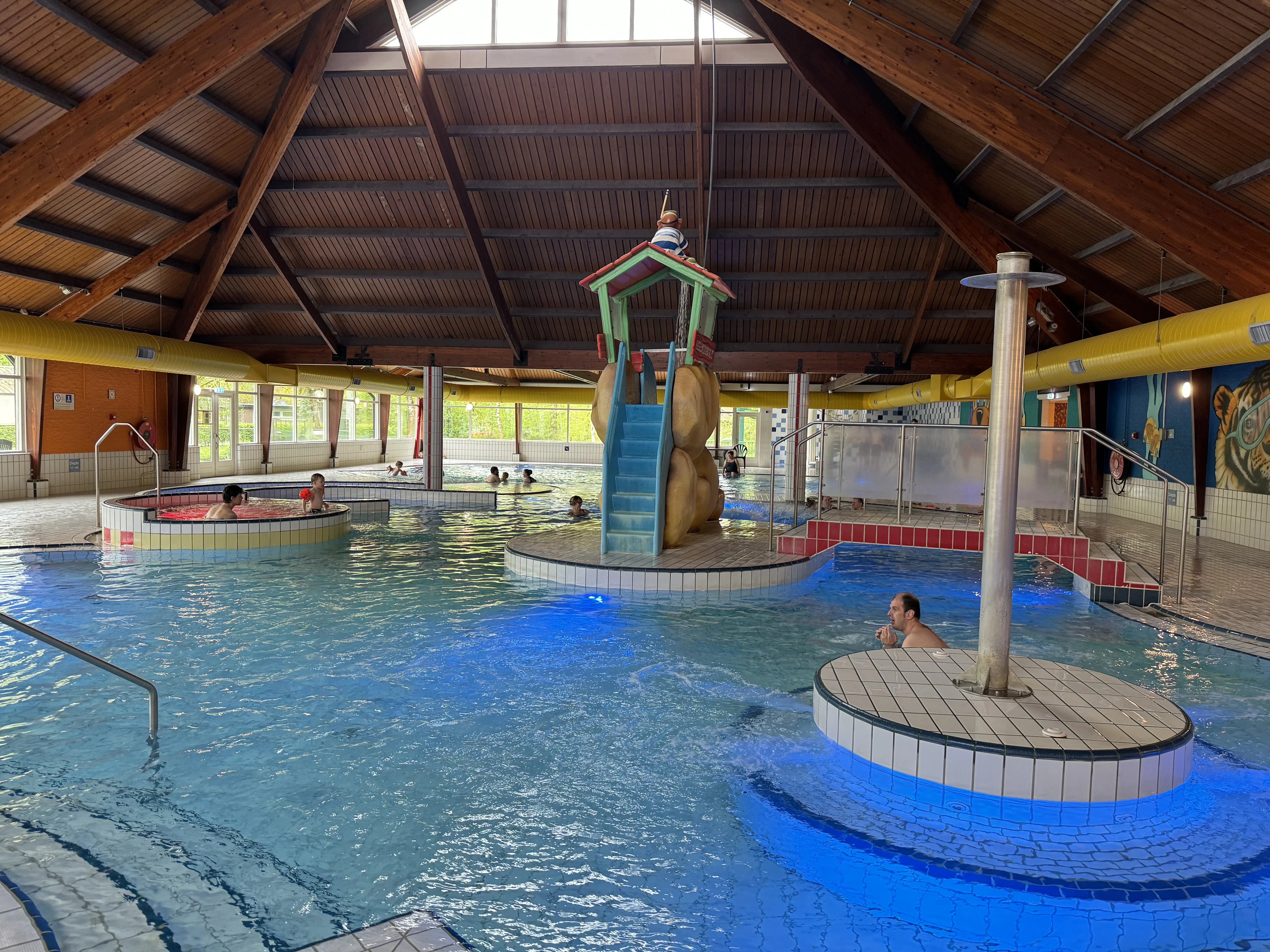 Das Hallenbad mit dem tollen Holzdach