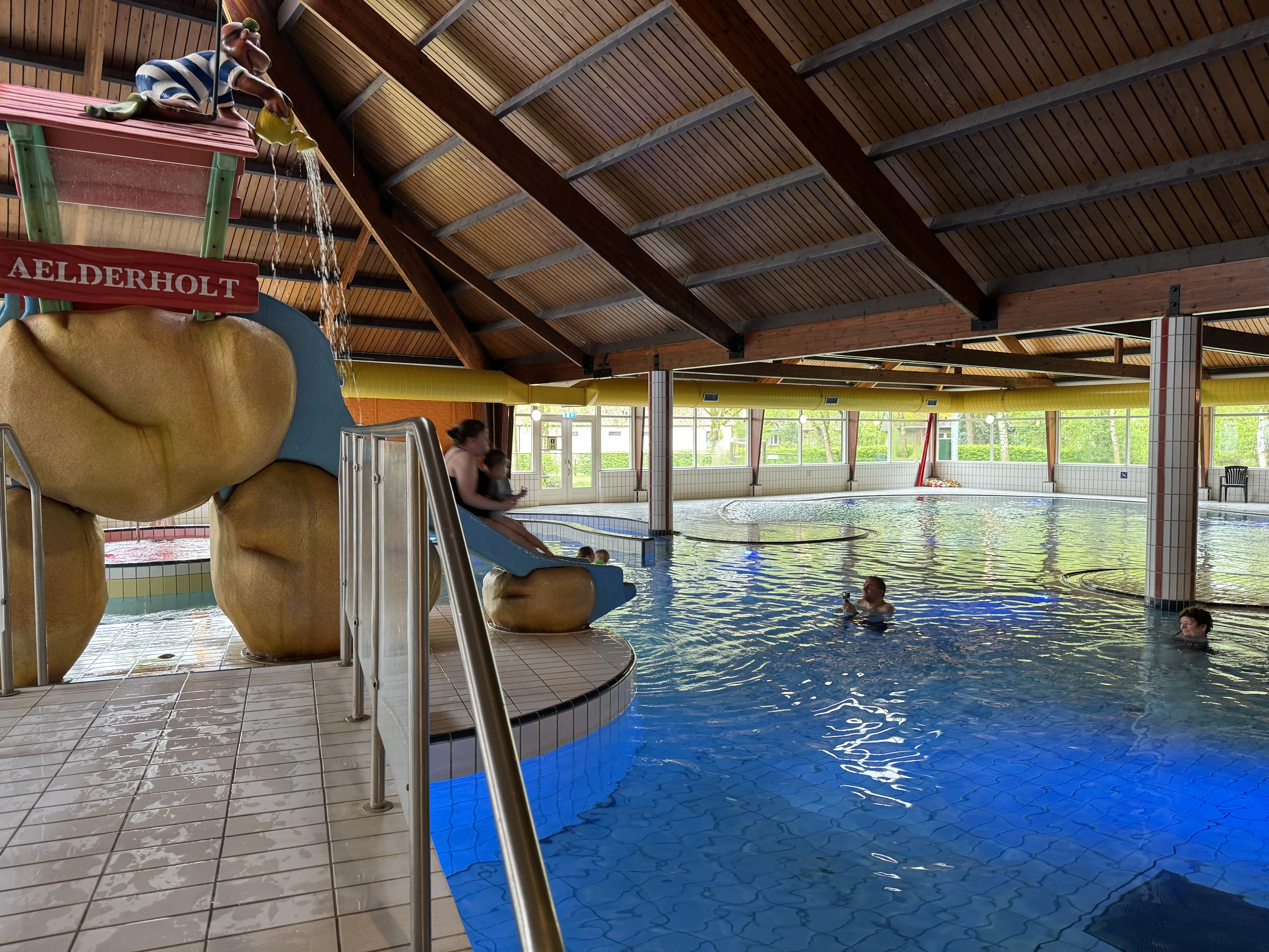 Blick auf das Schwimmbecken mit der Kinderrutsche