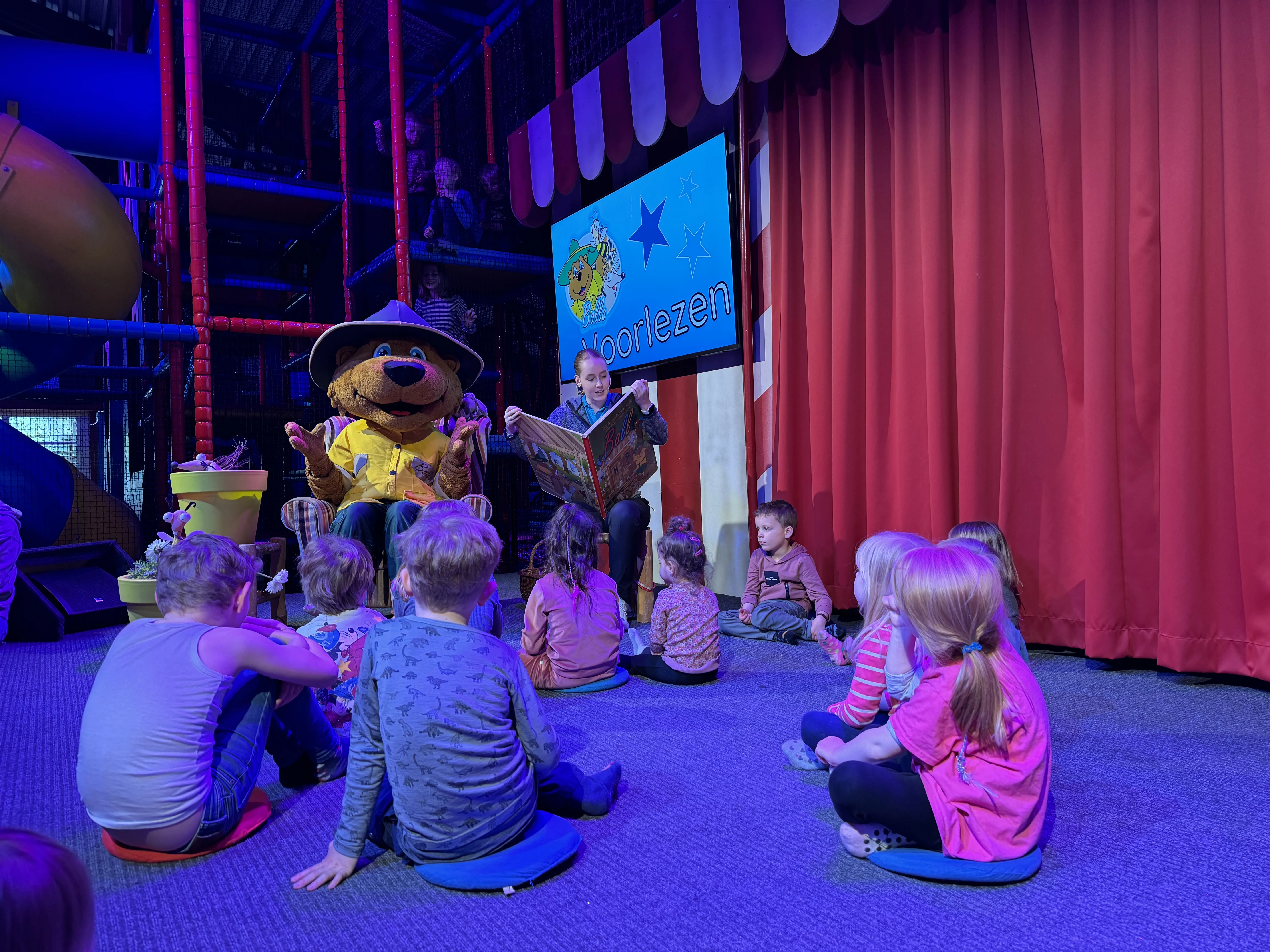 Bollo liest den Kindern vor