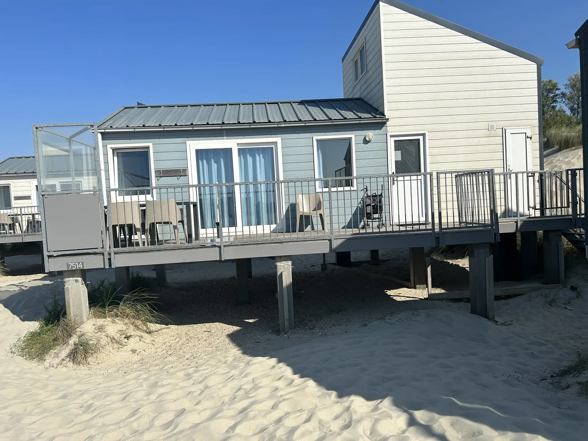 Ein einfaches Beachhaus auf Stelzen - kompakt, aber direkt am Sand