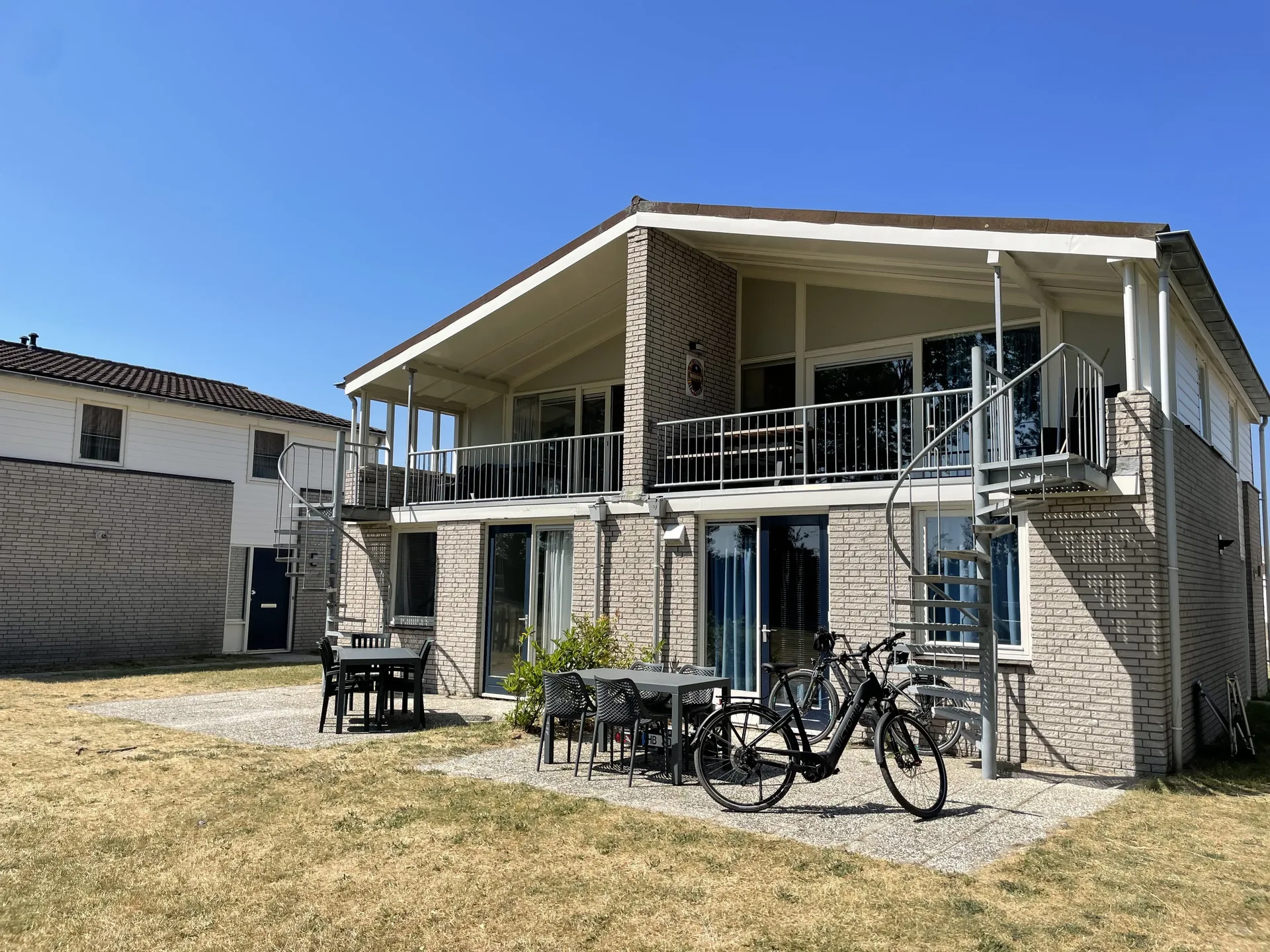 Eine typische gemauerte Ferienvilla mit Terrasse und Balkon