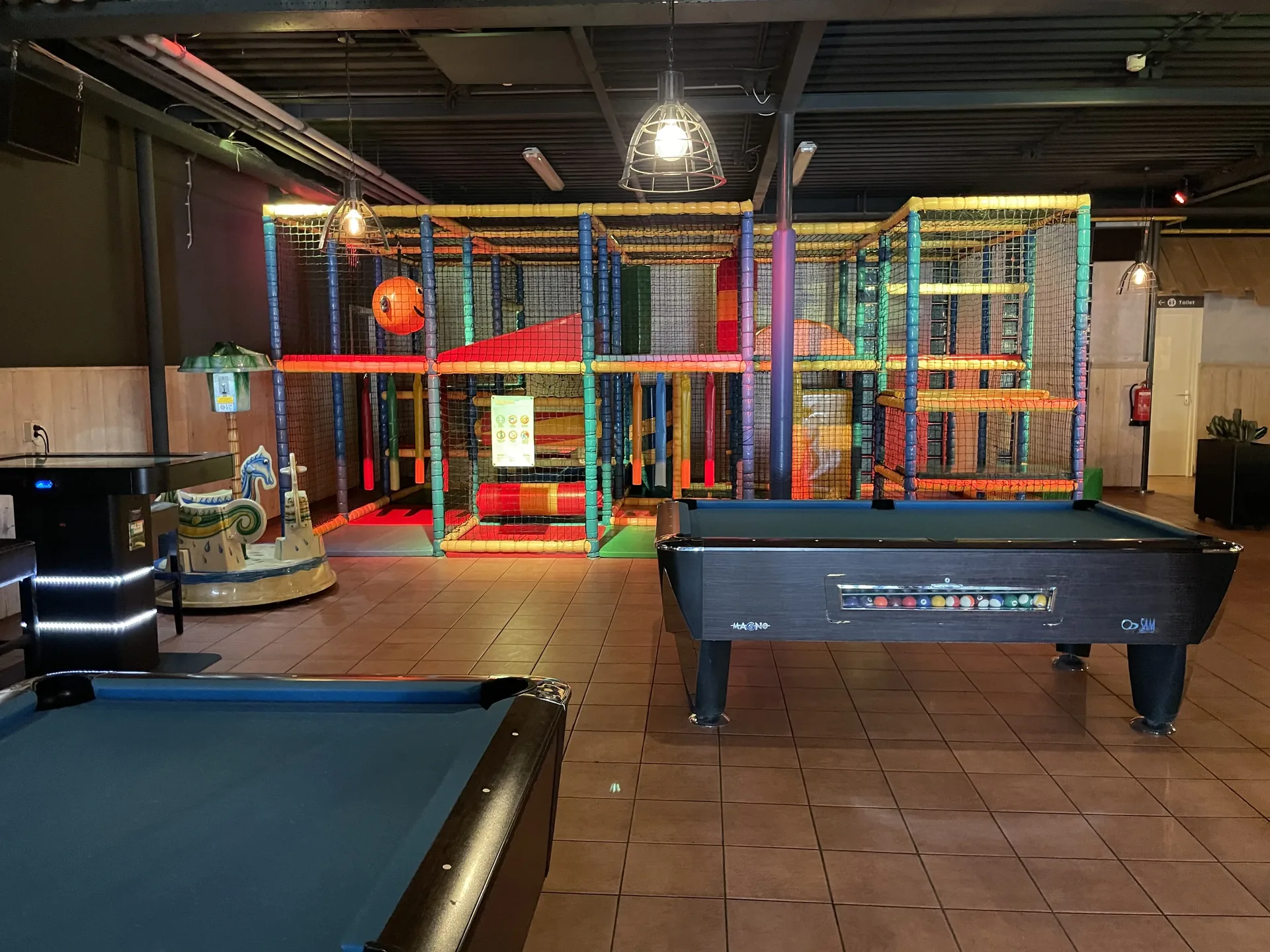 Der Indoor-Spielplatz mit Klettergerüst und Billardtischen