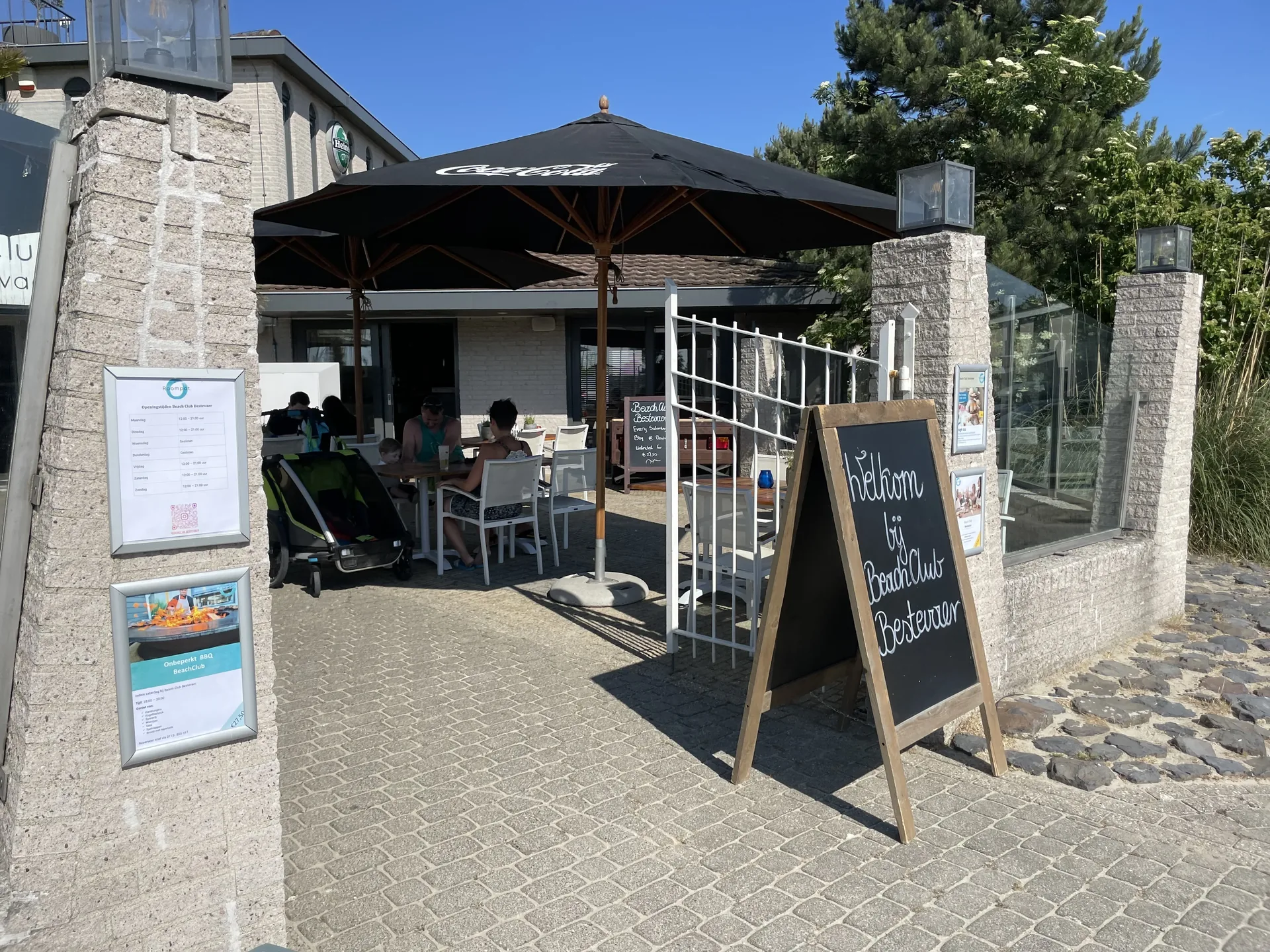 Der Beach Club am Hafen - Willkommen-Schild