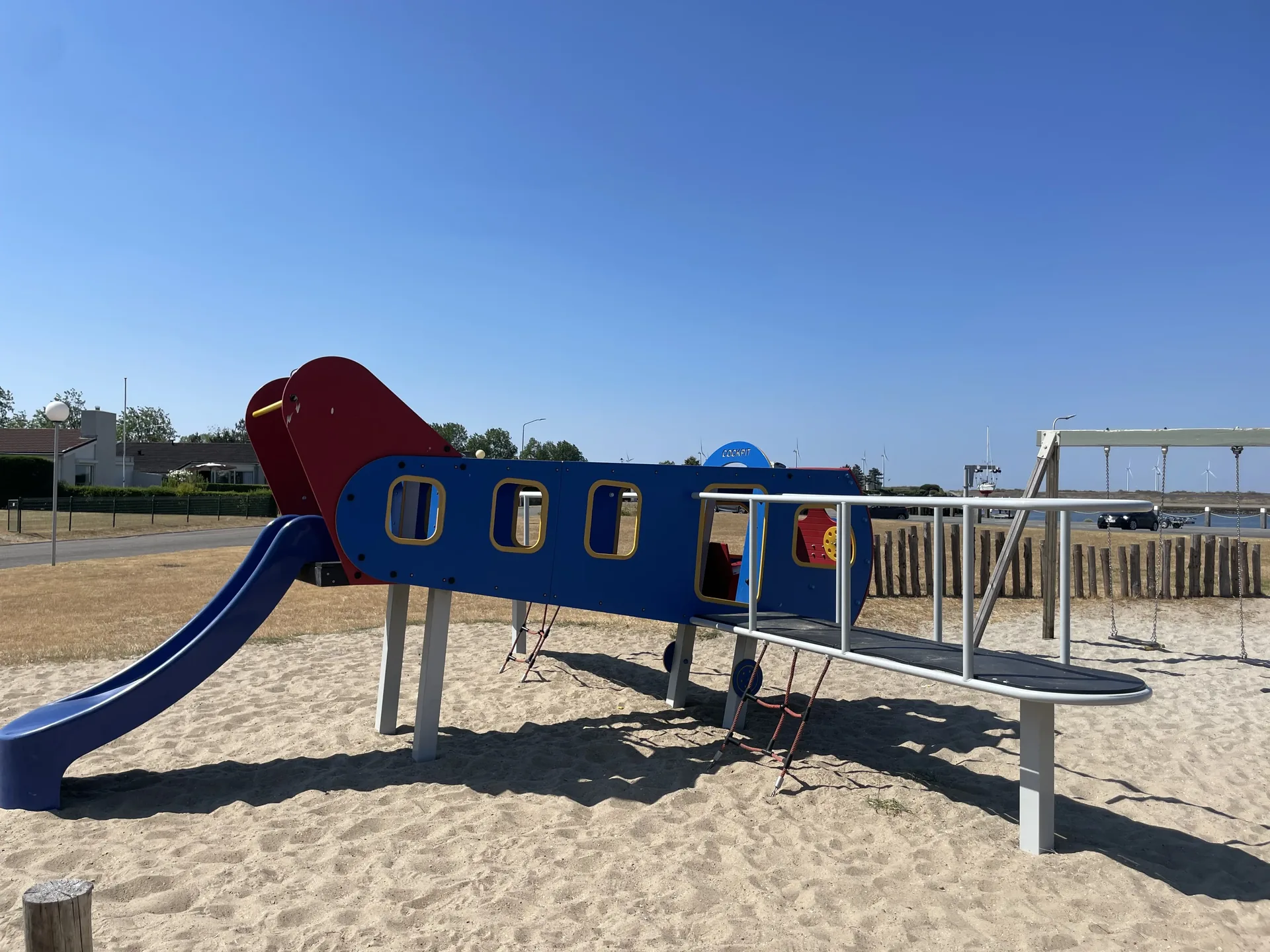 Spielplatz-Flugzeug zwischen den Ferienhäusern