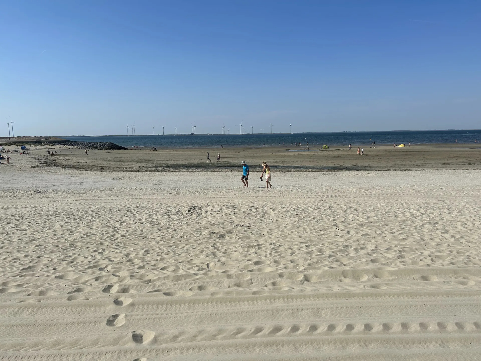 Breiter Strand an der Oosterschelde beim Landal Beach Resort Kamperland