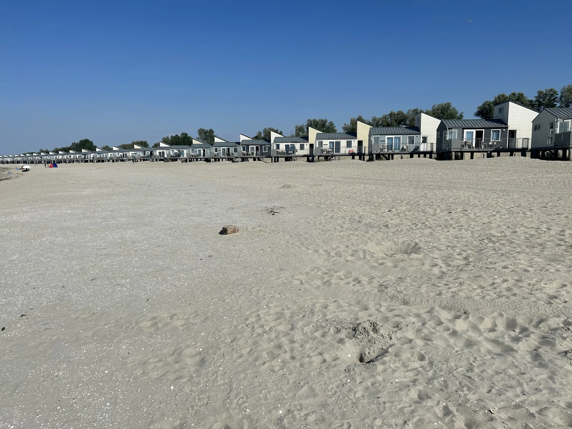Die Beachhäuser in erster Reihe am Strand der Oosterschelde
