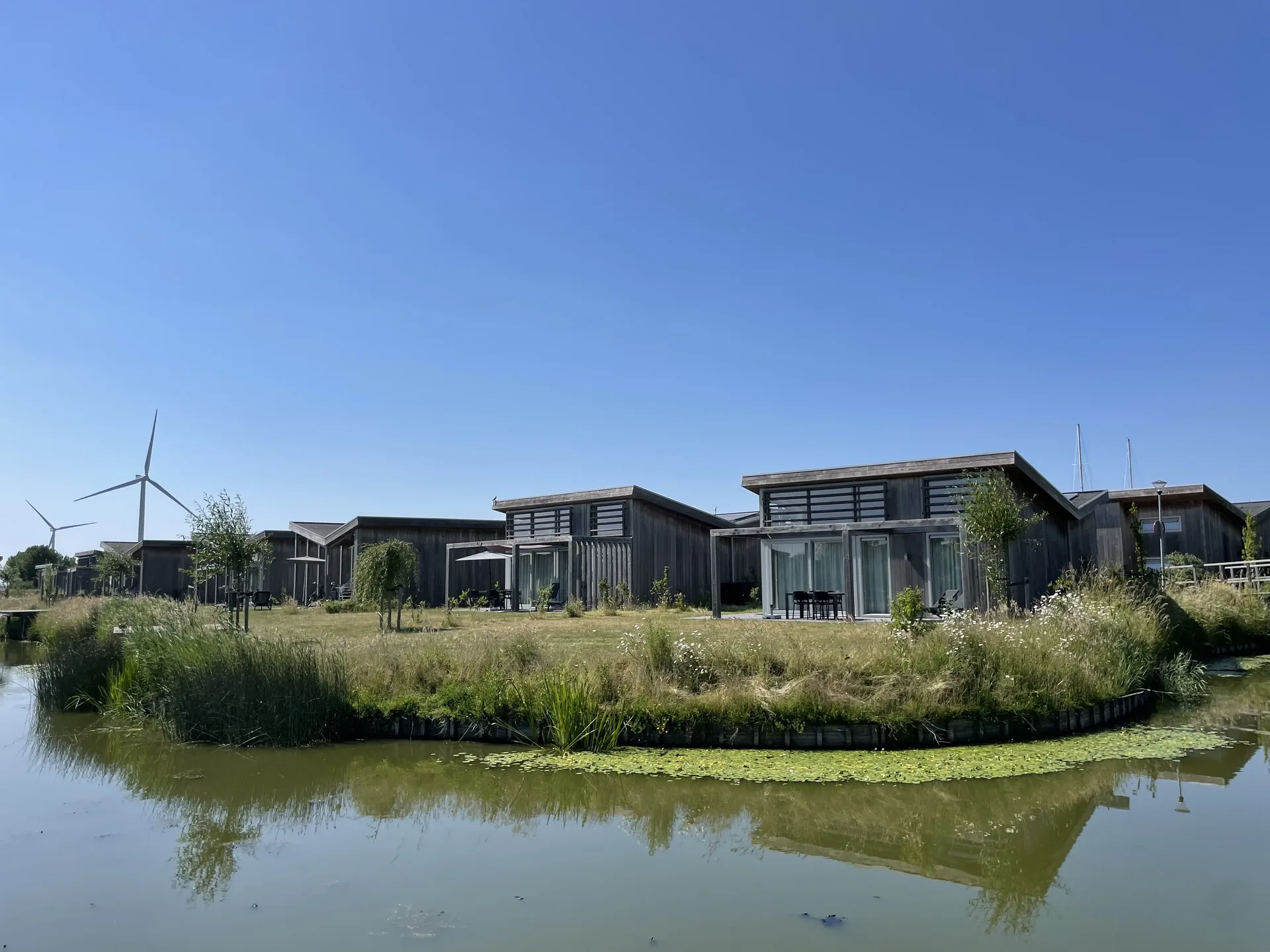 Das Landal Water Village - moderne Holzhäuser am Wasser