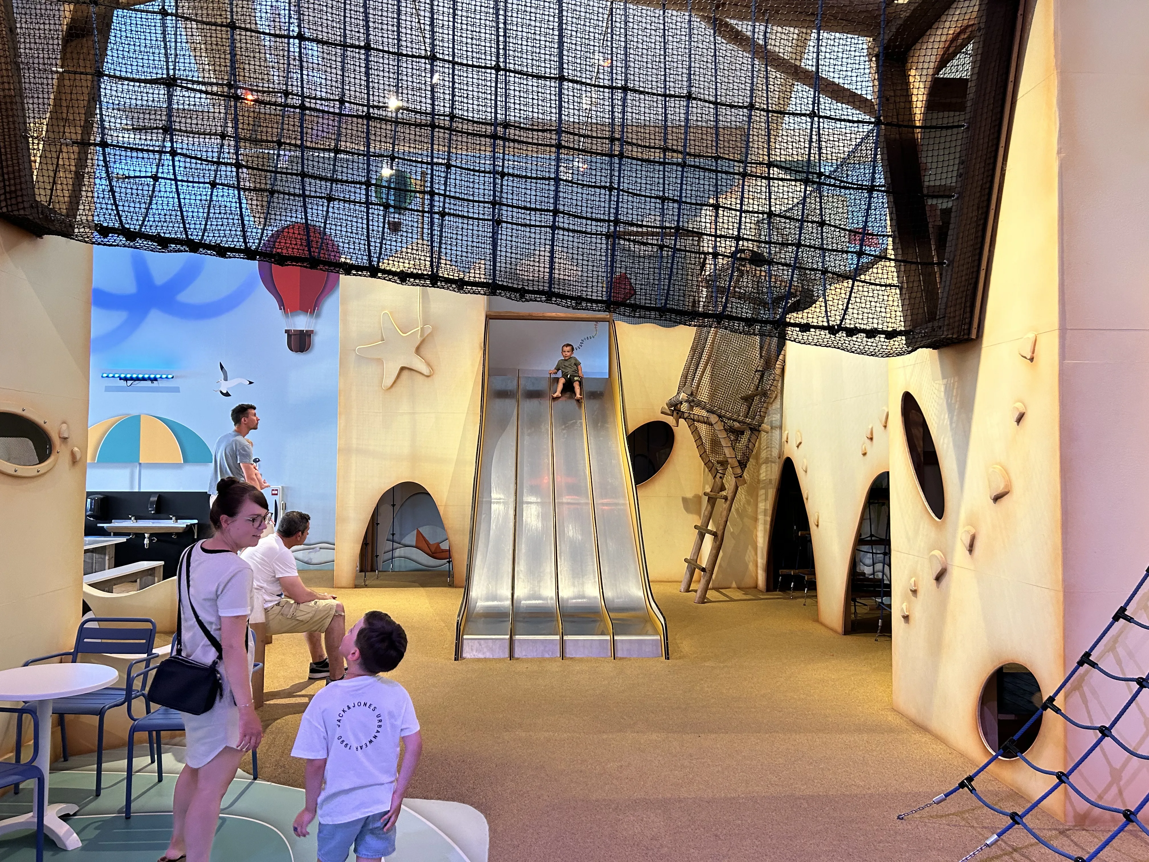 Rutschen und Spielbereich im Schwimmbad Nieuwvliet-Bad