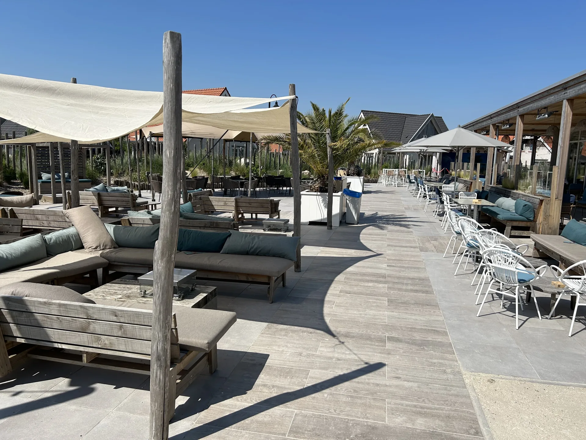 Terrasse mit Gartenmöbeln