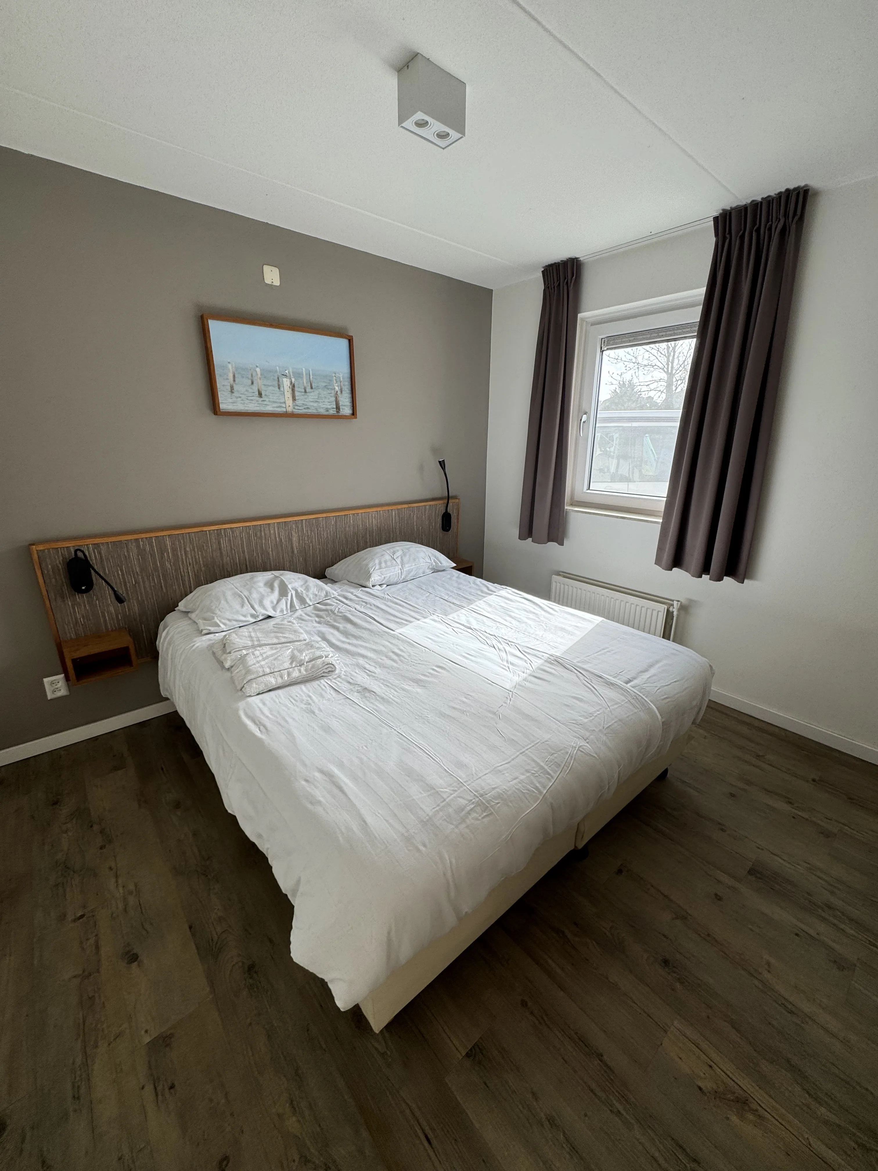 Schlafzimmer mit Doppelbett