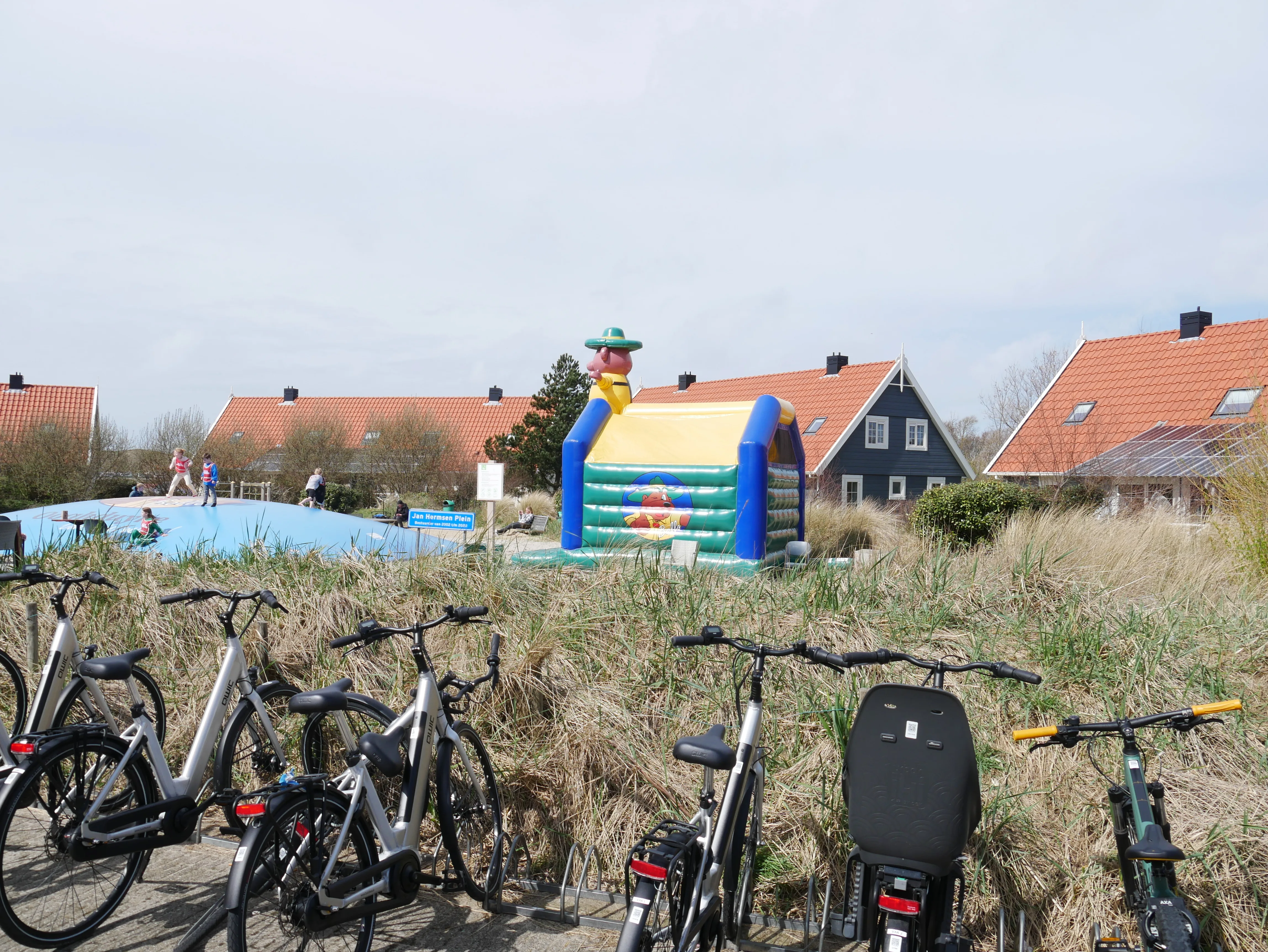 Das Hüpfkissen vor dem Schwimmbad