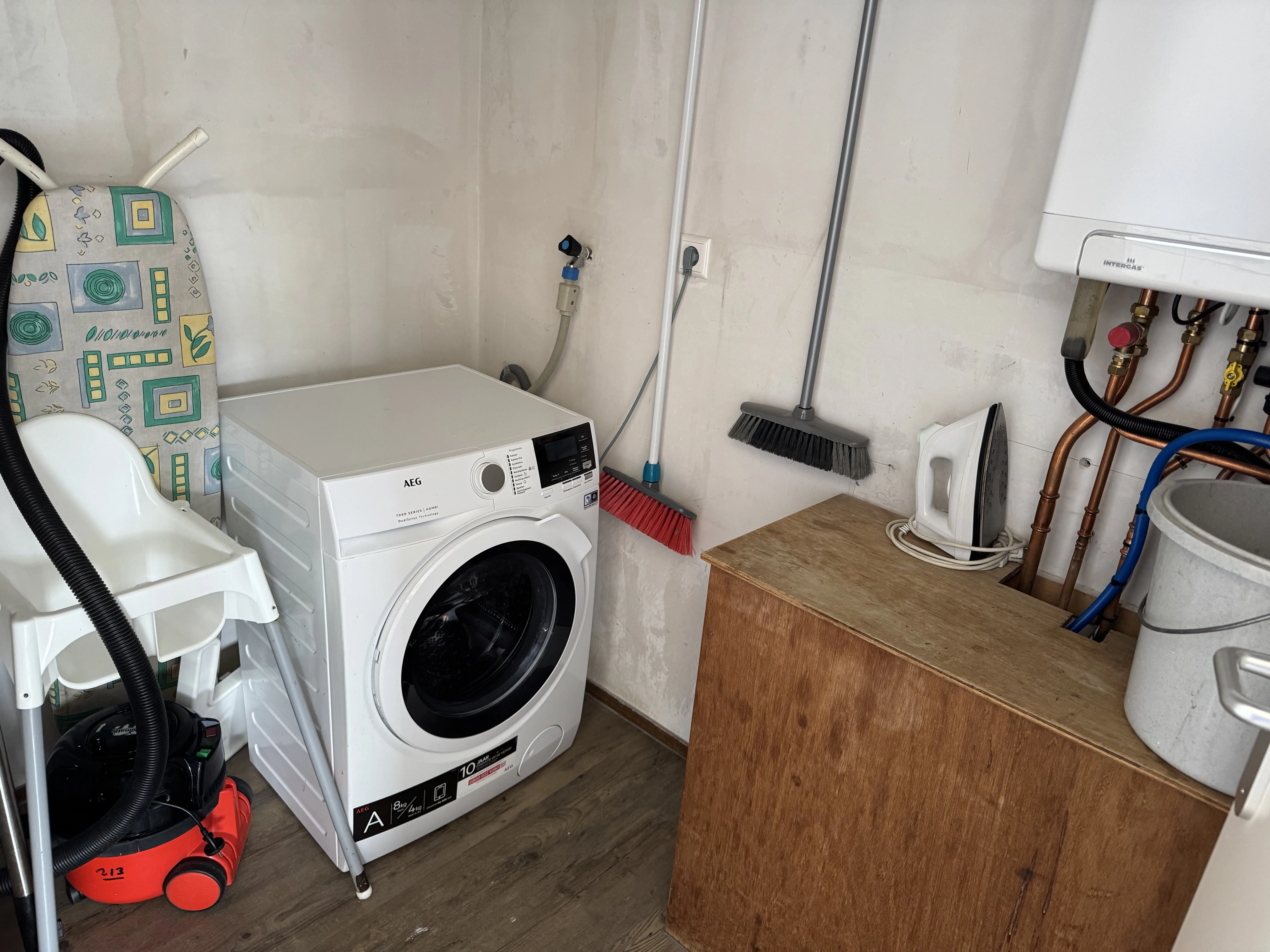 Waschmaschine im Materialraum