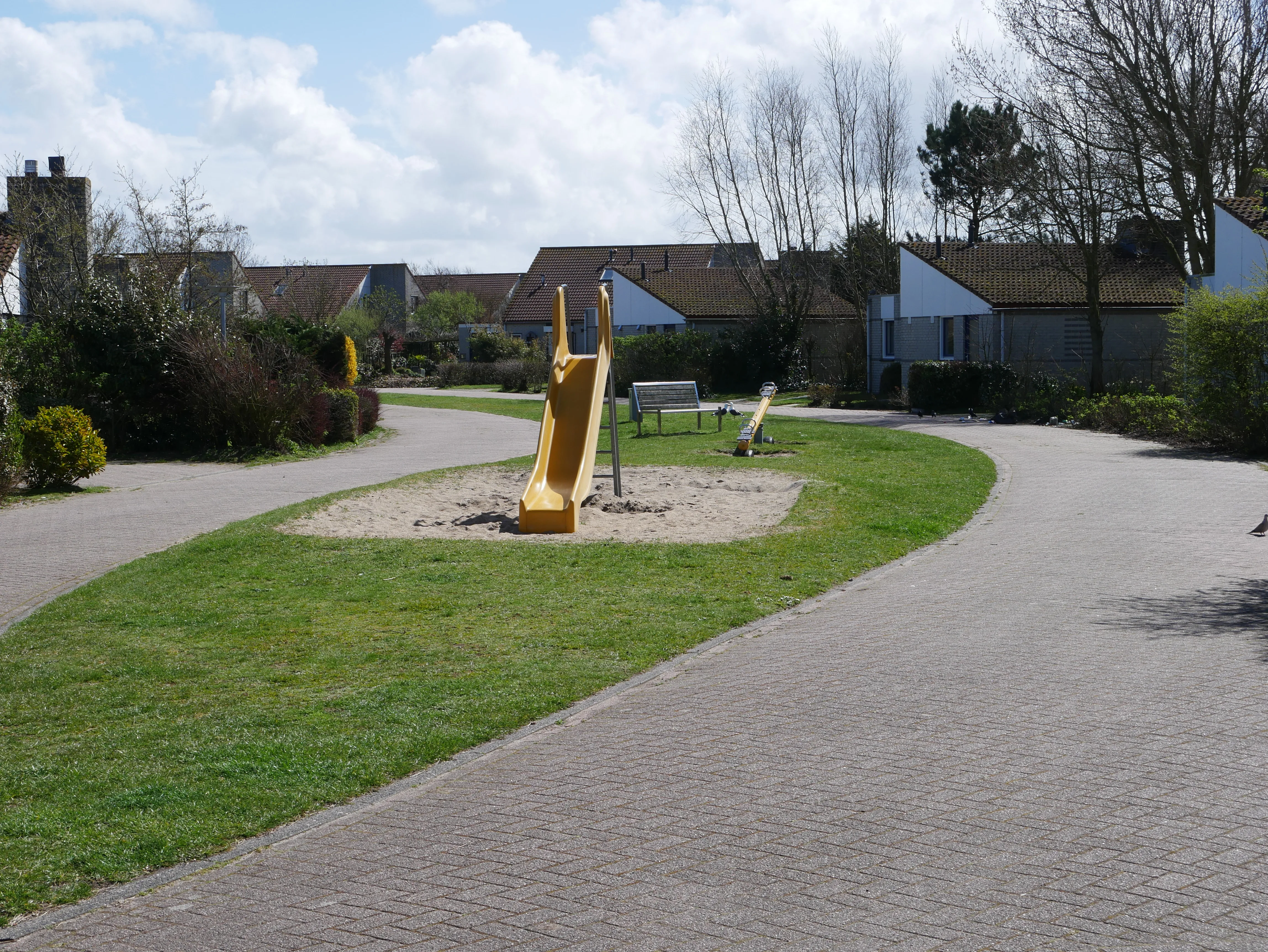 Verkehrsberuhigte Nebenstraße im Park