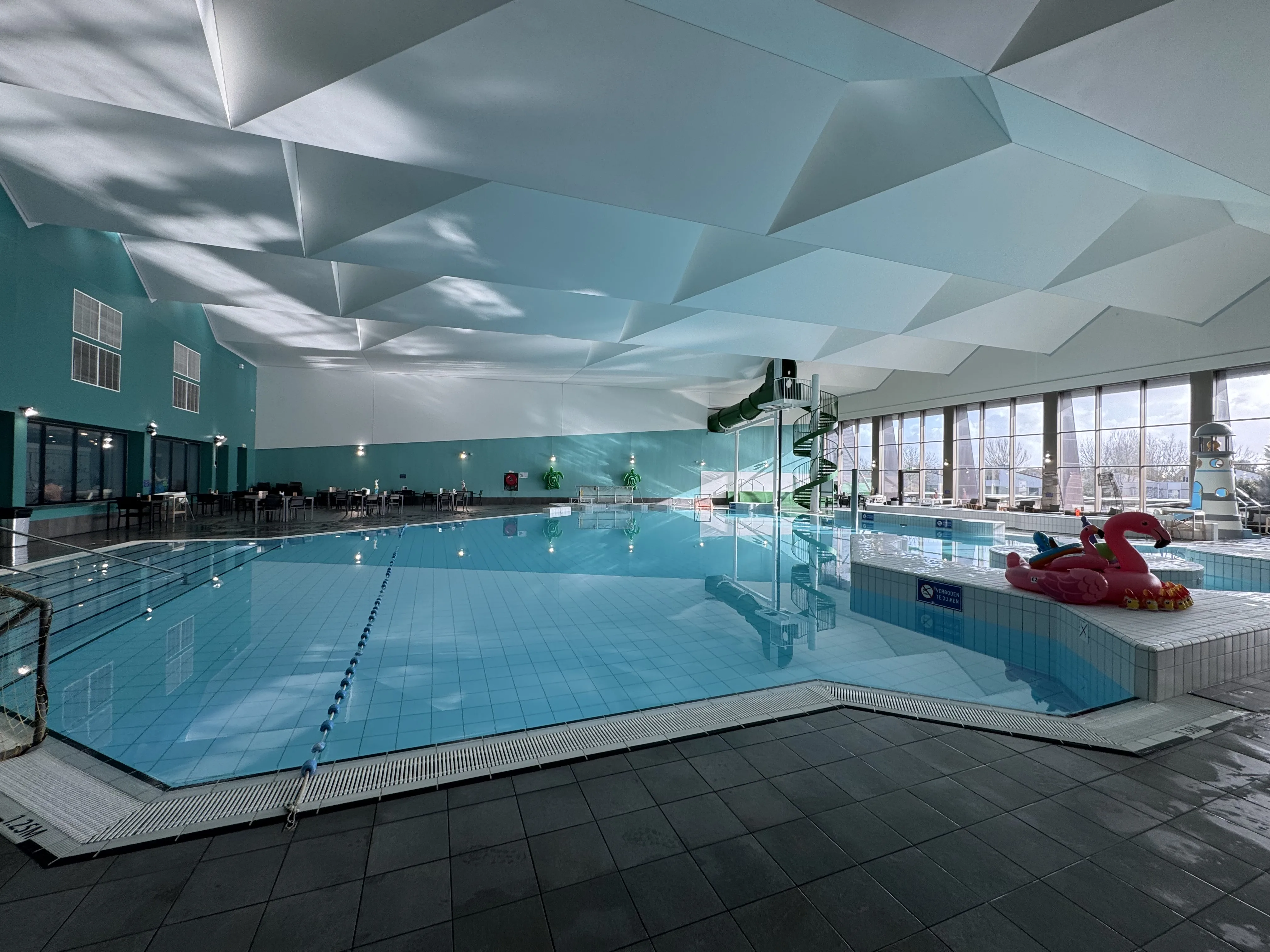 Die Riesenrutsche im Schwimmbad des Ooghduyne