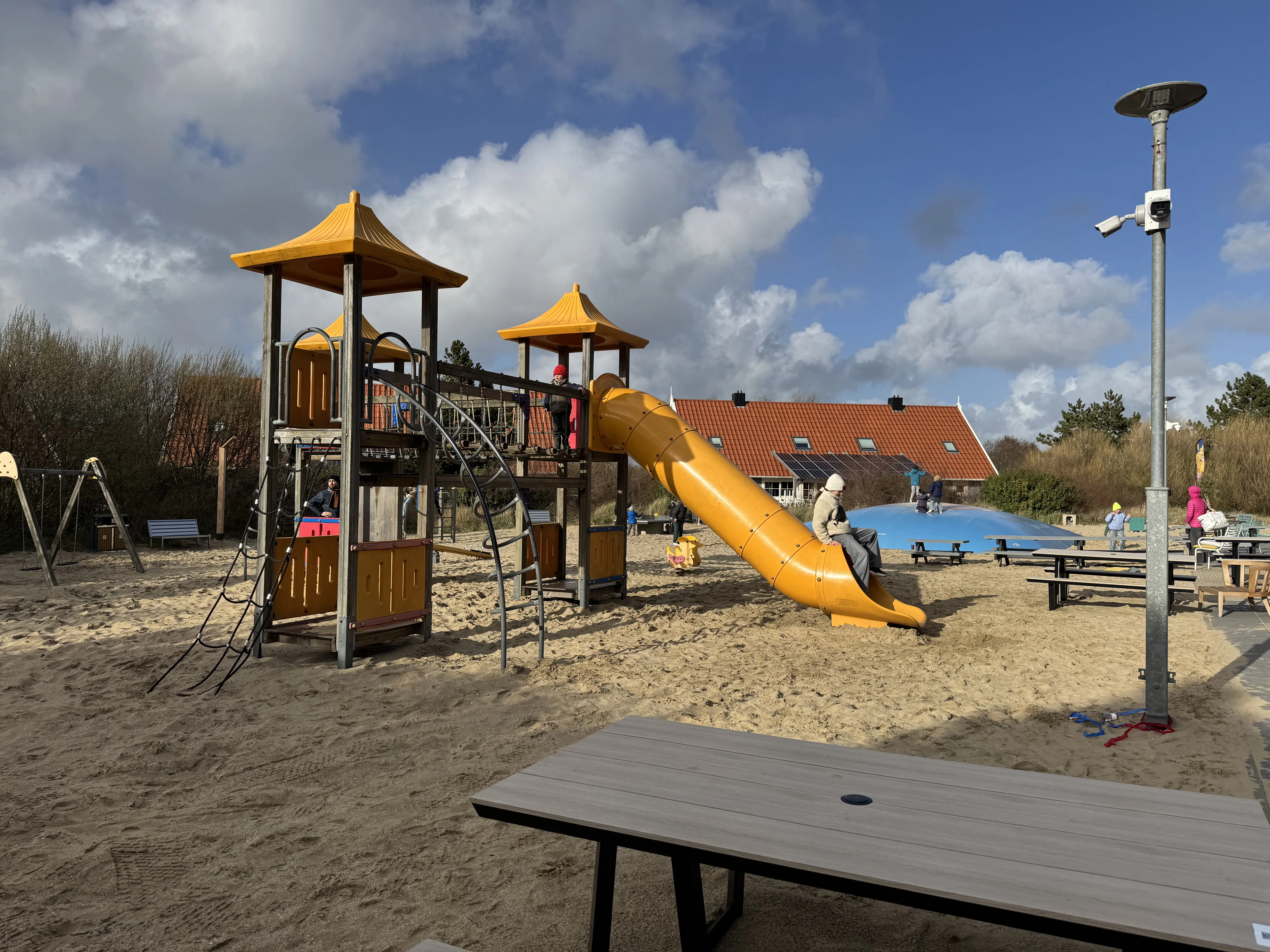 Spielplatz bei Schlechtwetter – trotzdem bespielt