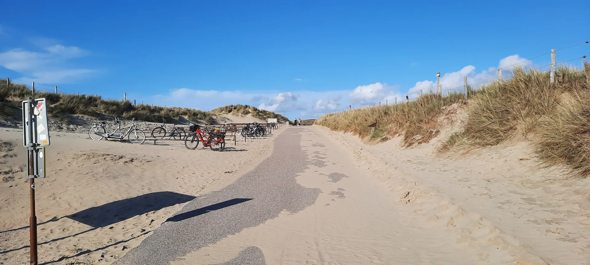 Der Weg über den Deich zum Strand bei Julianadorp