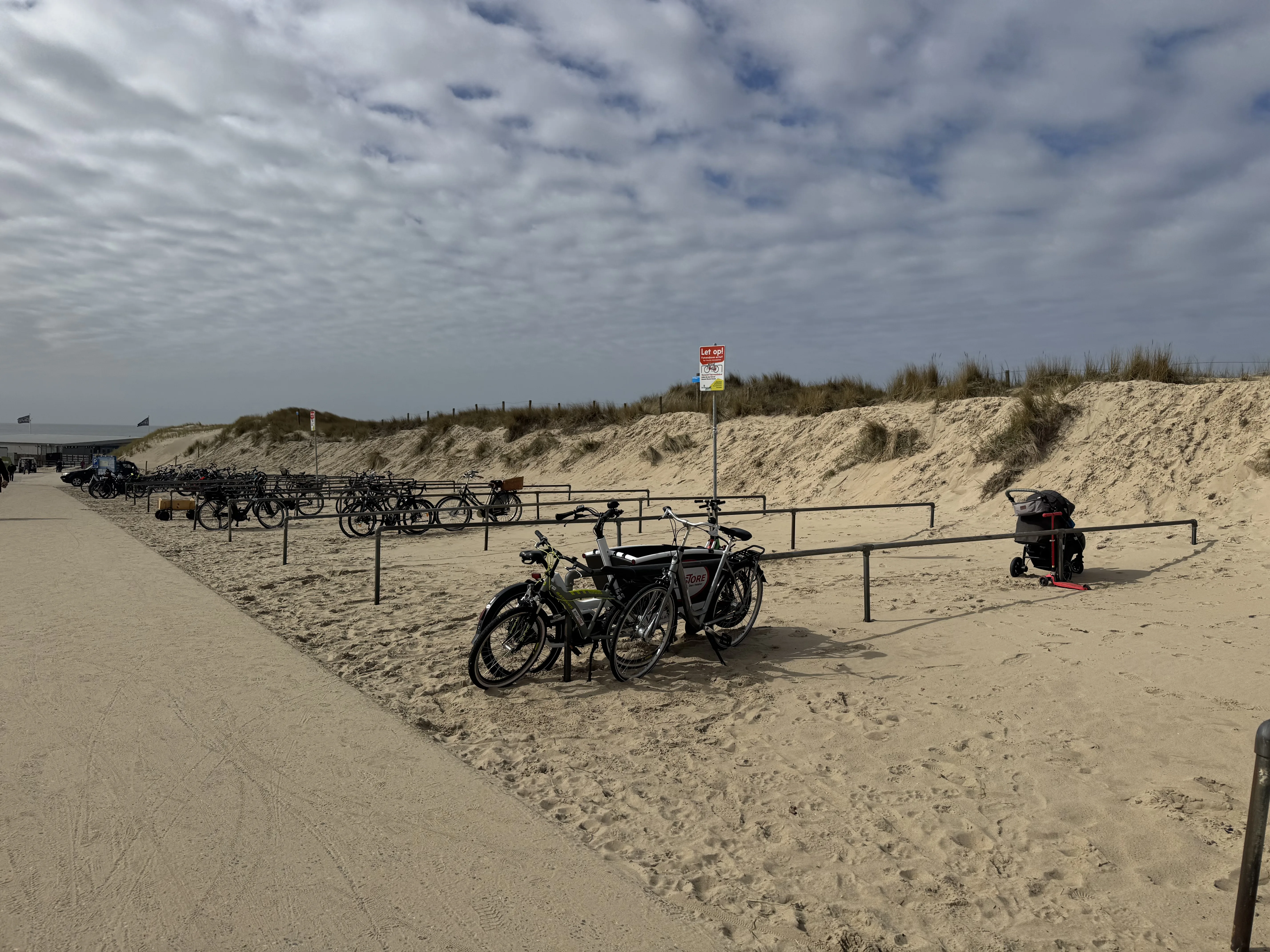 Fahrradständer am Weg zum Strand