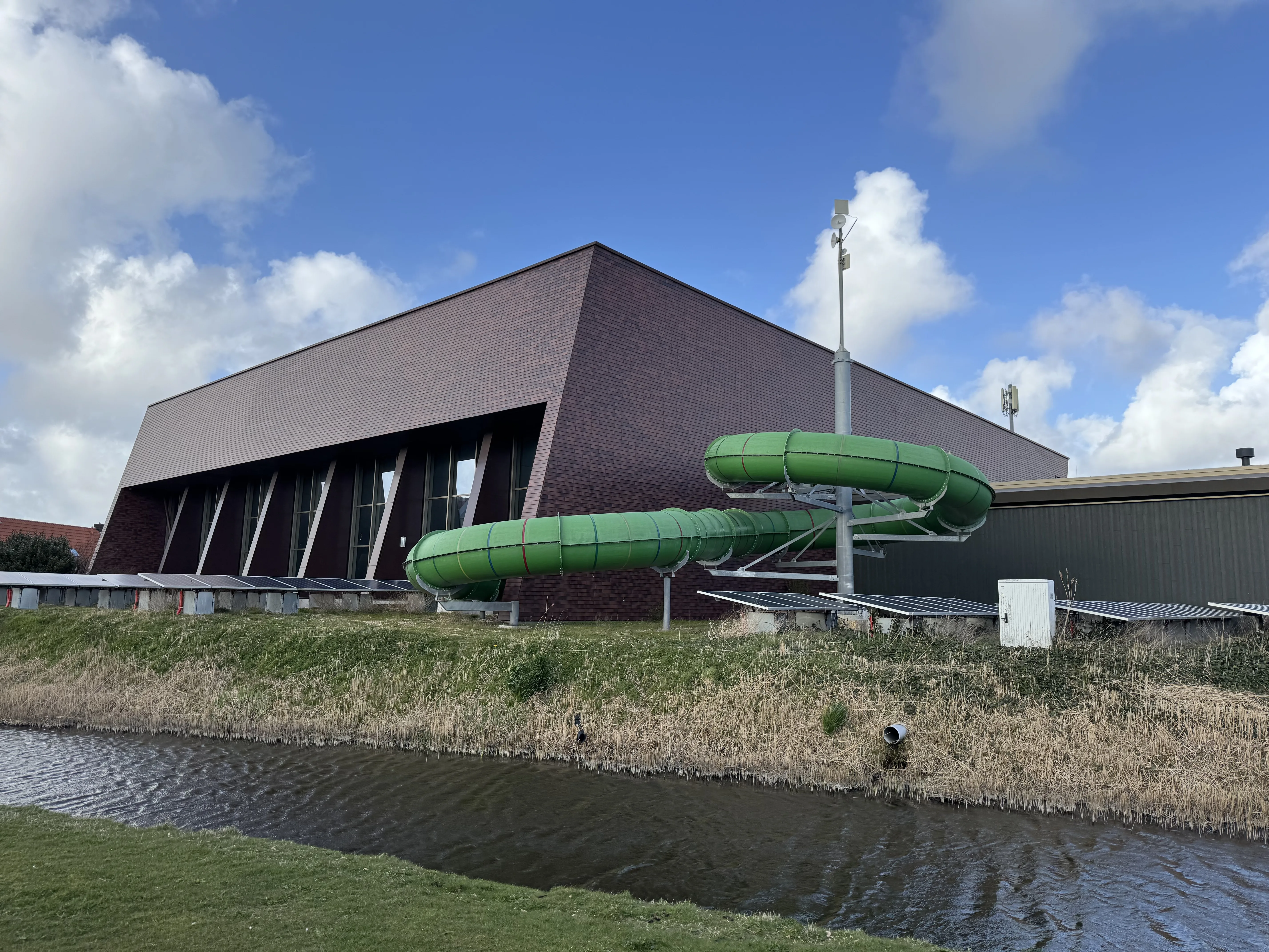 Das Zentralgebäude von außen mit der großen Rutsche