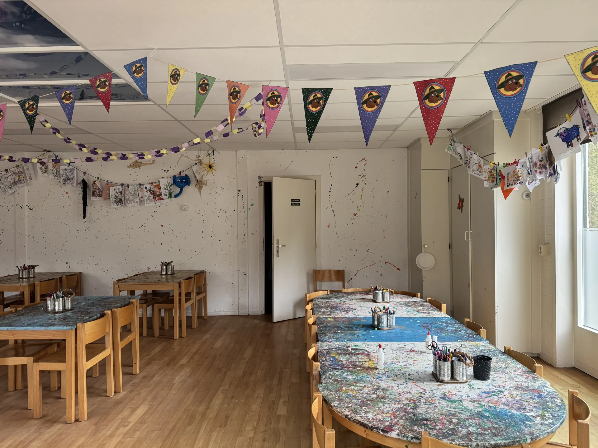 Bastelwerkstatt im Bollo Club mit Kindertischen
