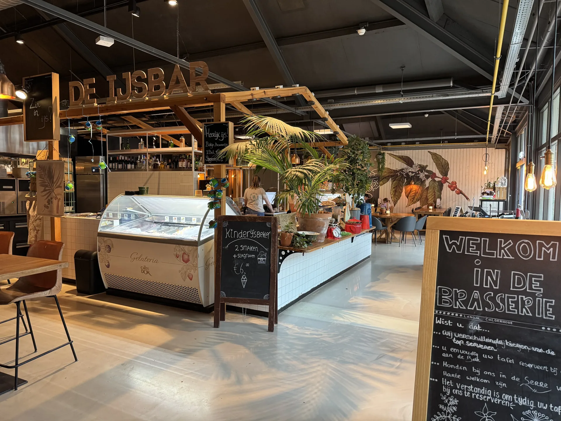De Brasserie mit IJsbar und moderner Einrichtung