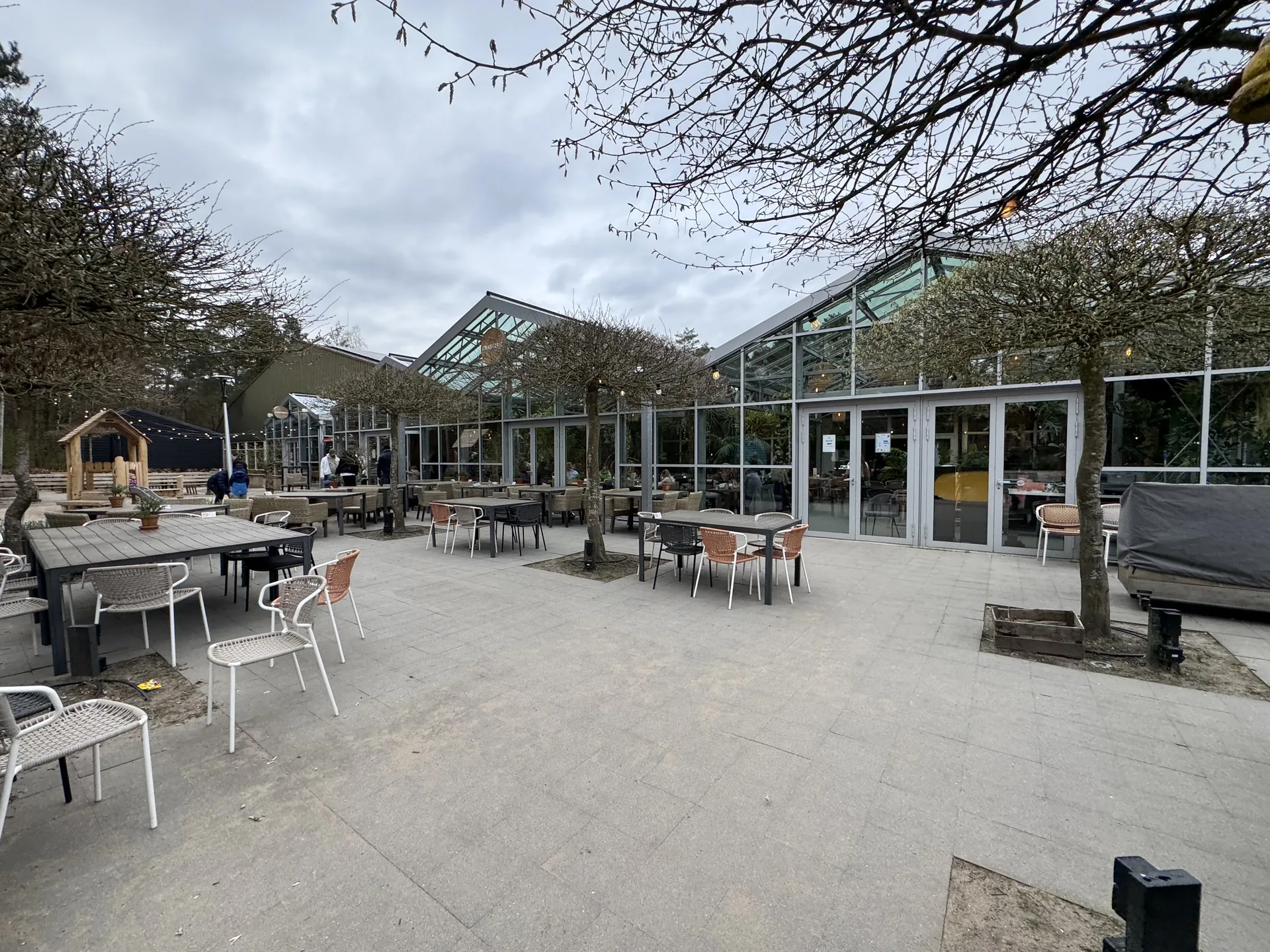 Große Terrasse am Zentralgebäude mit Blick auf den Spielplatz