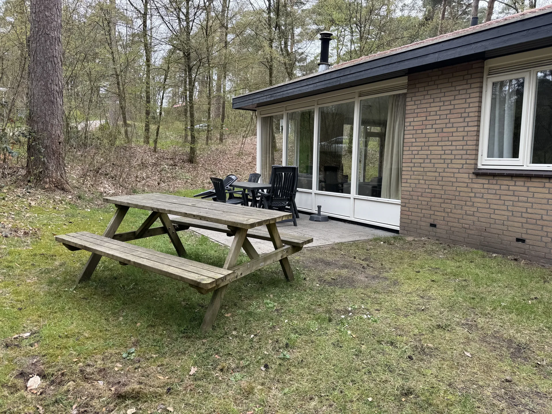 Ferienhaus mit Terrasse und Picknicktisch im Wald