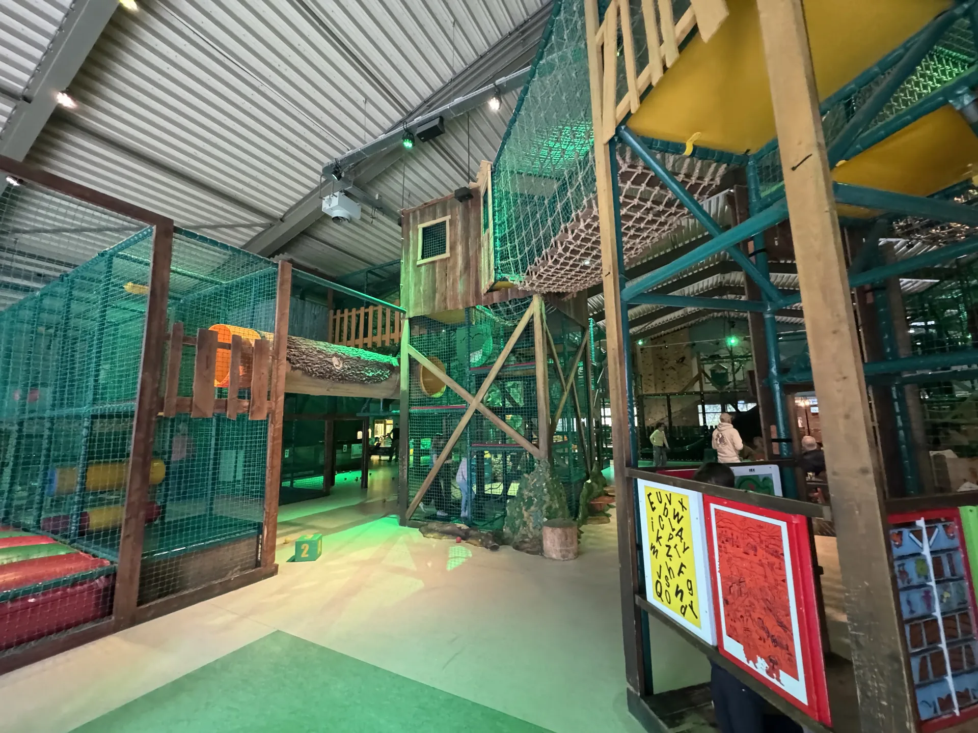 Indoor-Spielplatz mit Klettergerüsten im Landal Coldenhove