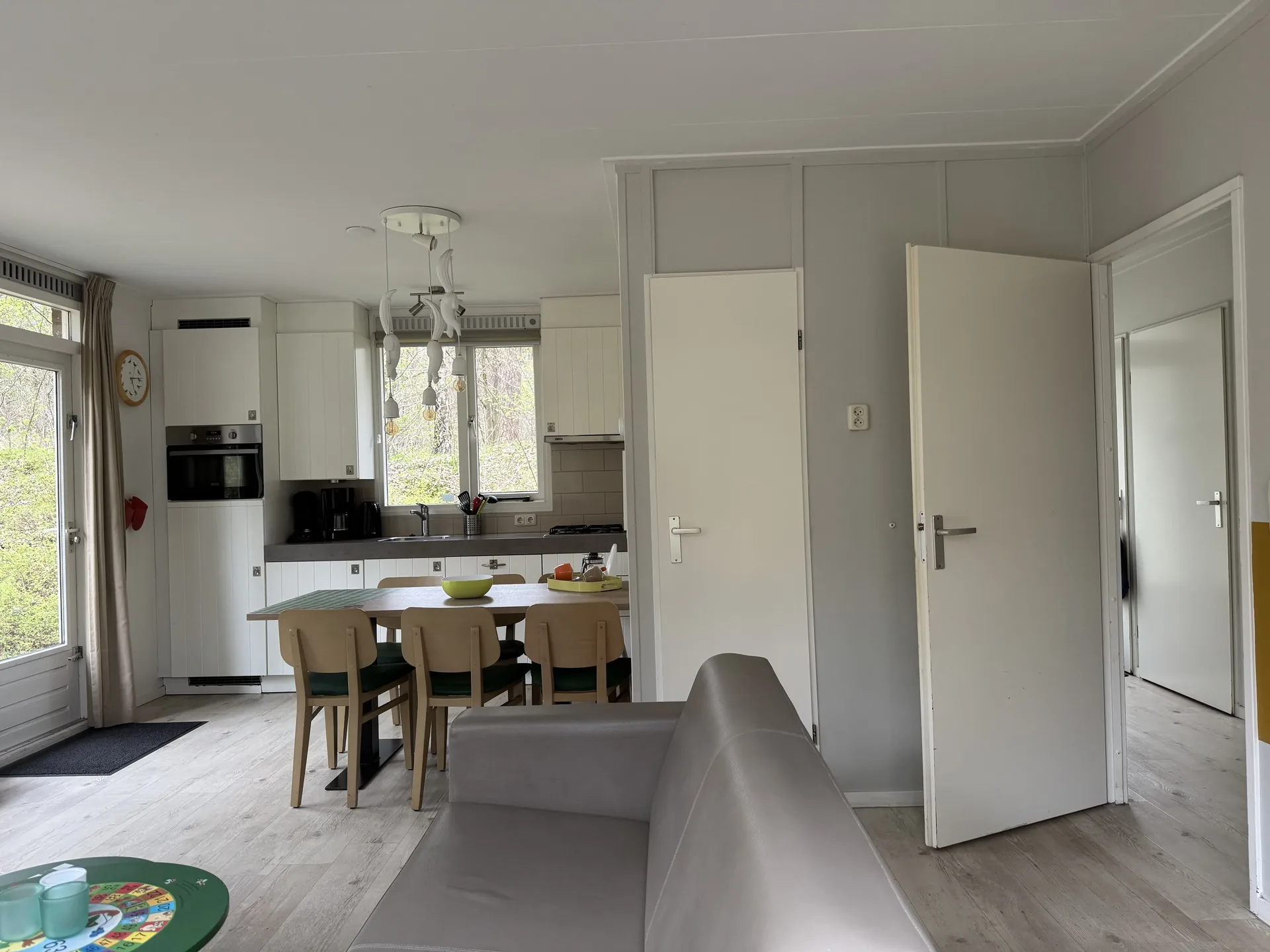 Moderner Essbereich im Kinder-Ferienhaus