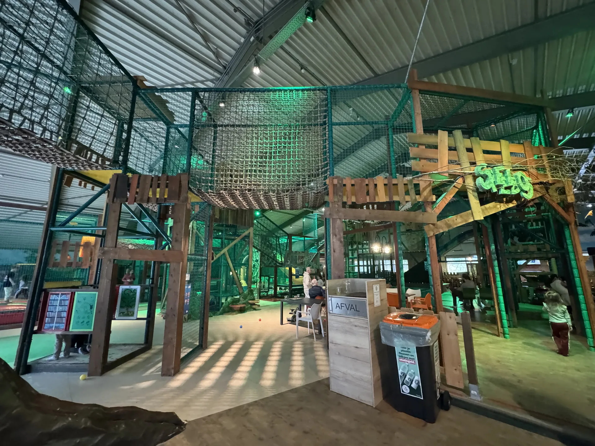 Klettergerüste im Indoorspielplatz des Landal Coldenhove