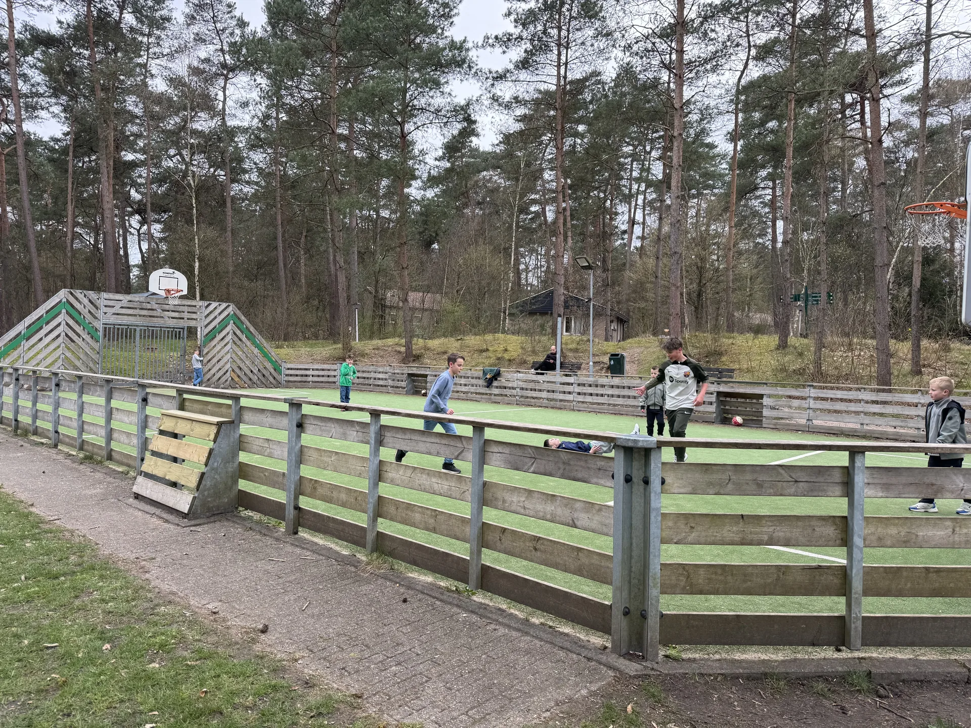 Multifunktionssportfeld mit Basketballkorb und Fußballtoren