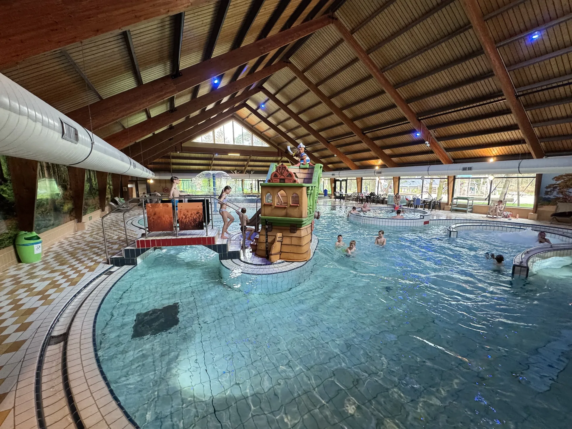 Hallenschwimmbad im Landal Coldenhove mit Piratenschiff-Spielelement