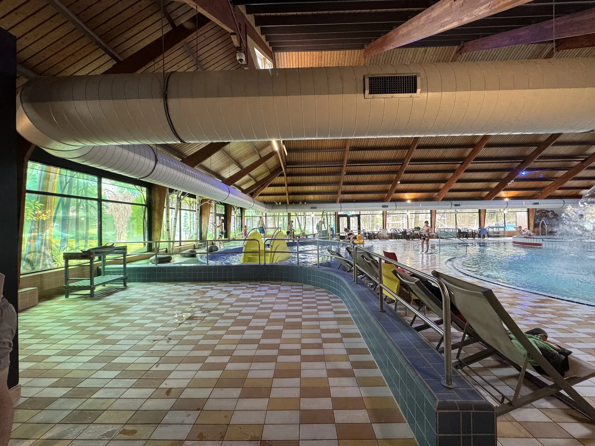 Blick auf das Hallenbad mit Strömungskanal und Kinderbecken