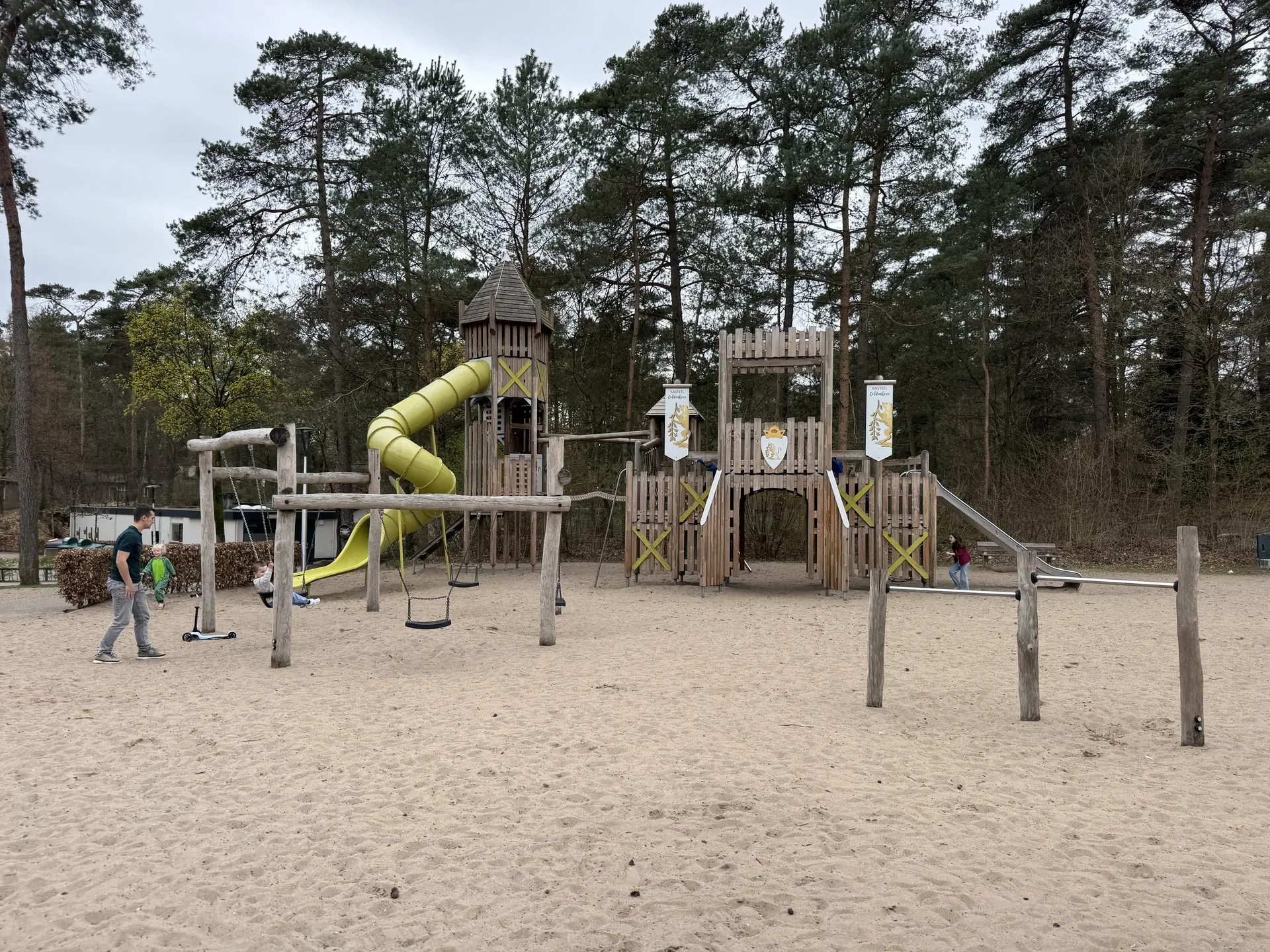 Zentraler Spielplatz mit Ritterthema und Röhrenrutsche