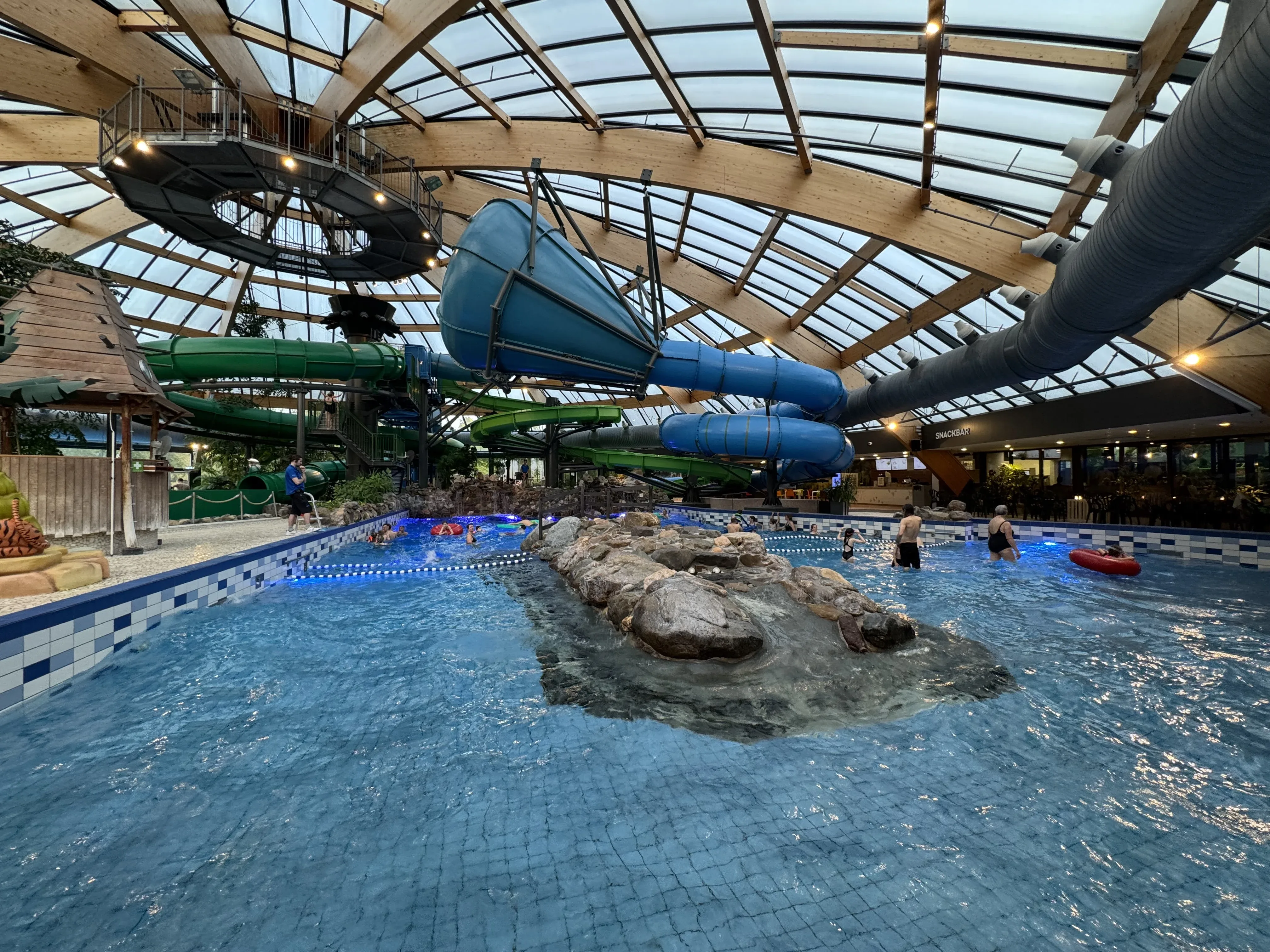 Die Riesenrutschen von unten – beeindruckende Perspektive unter der Glaskuppel