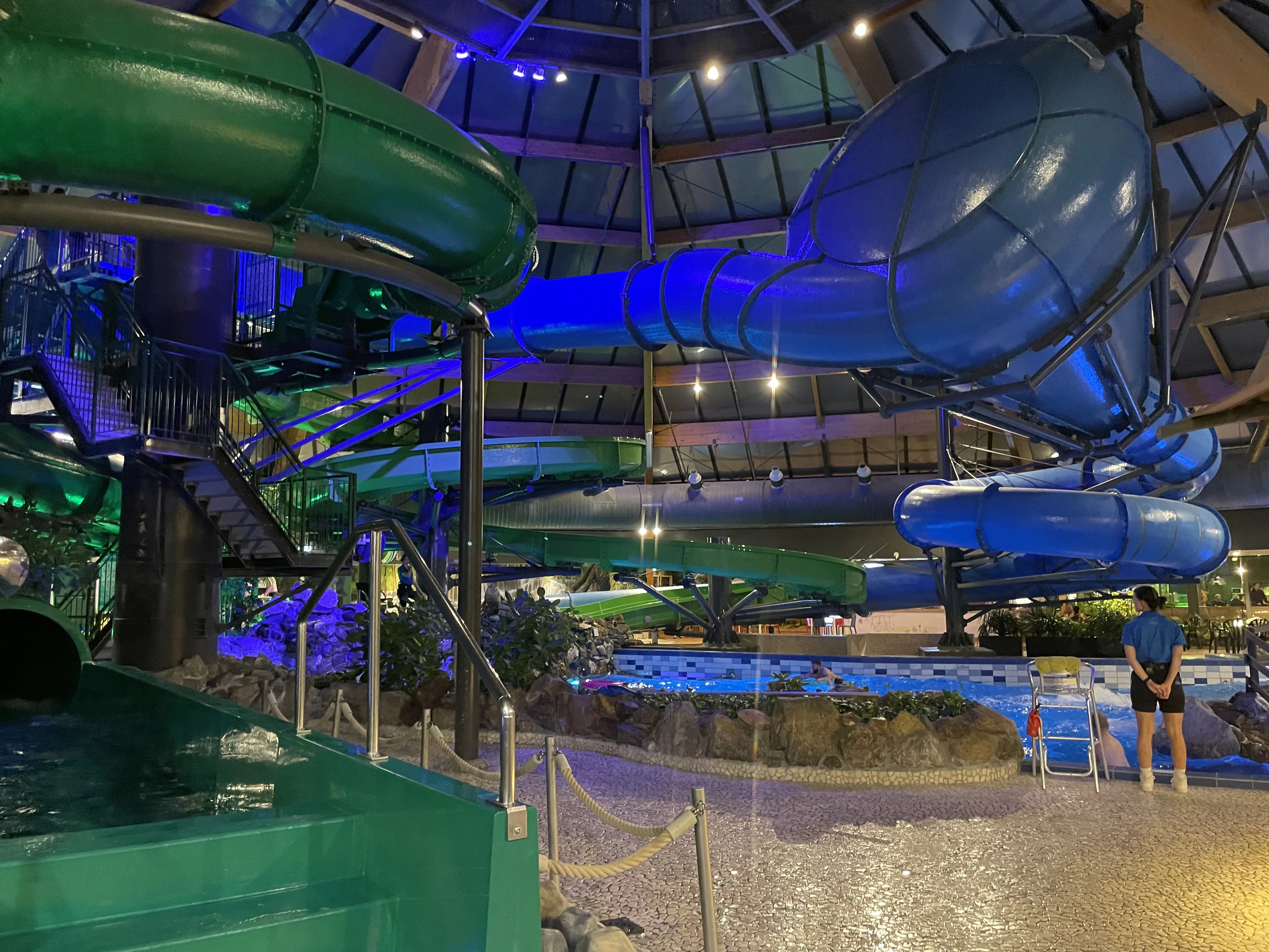Das Schwimmbad bei Nacht – stimmungsvolle blaue Beleuchtung an den Rutschen