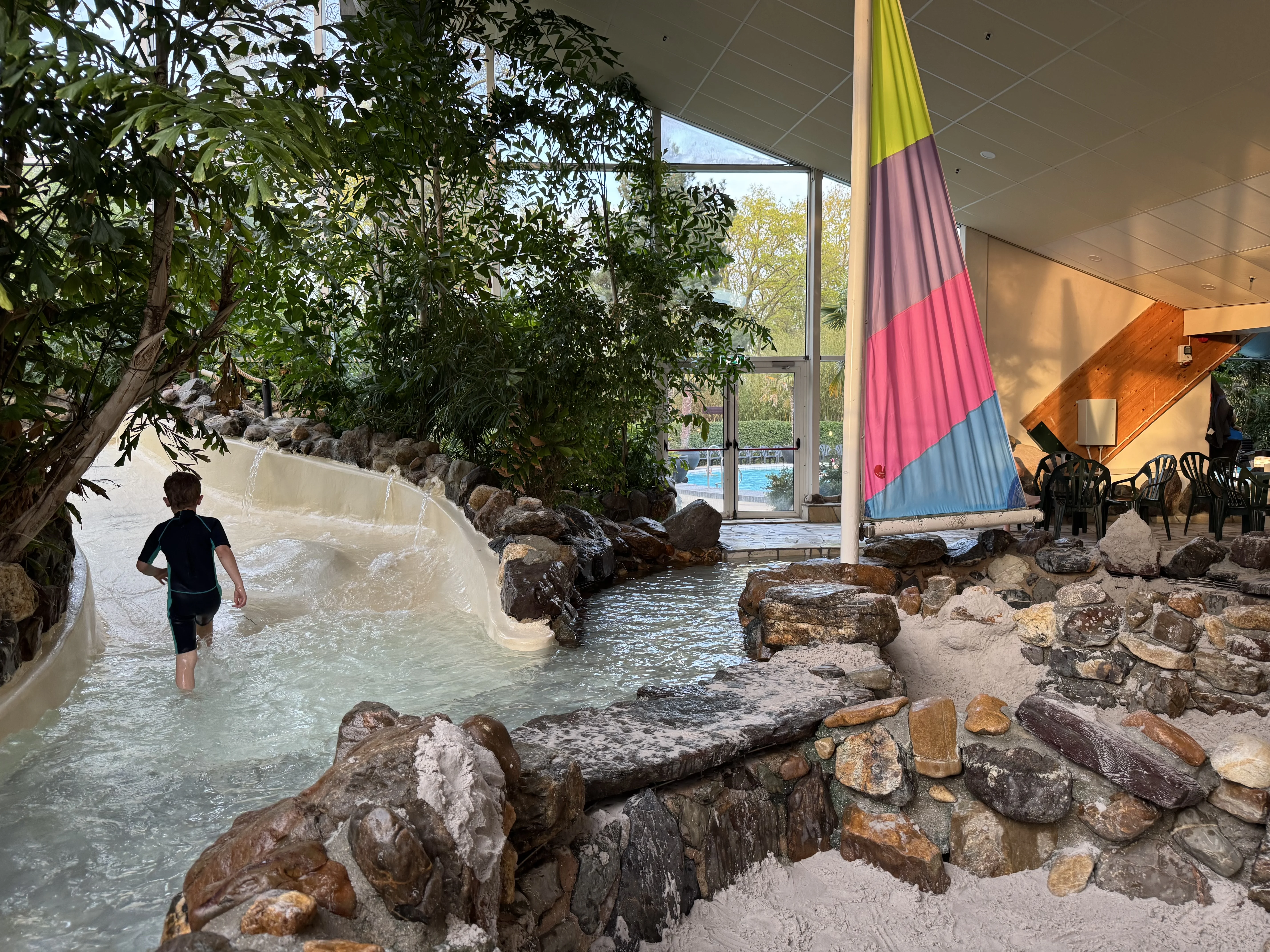 Der Kleinkinderbereich mit flachem Wasser, Felsen und kleinem Wasserfall