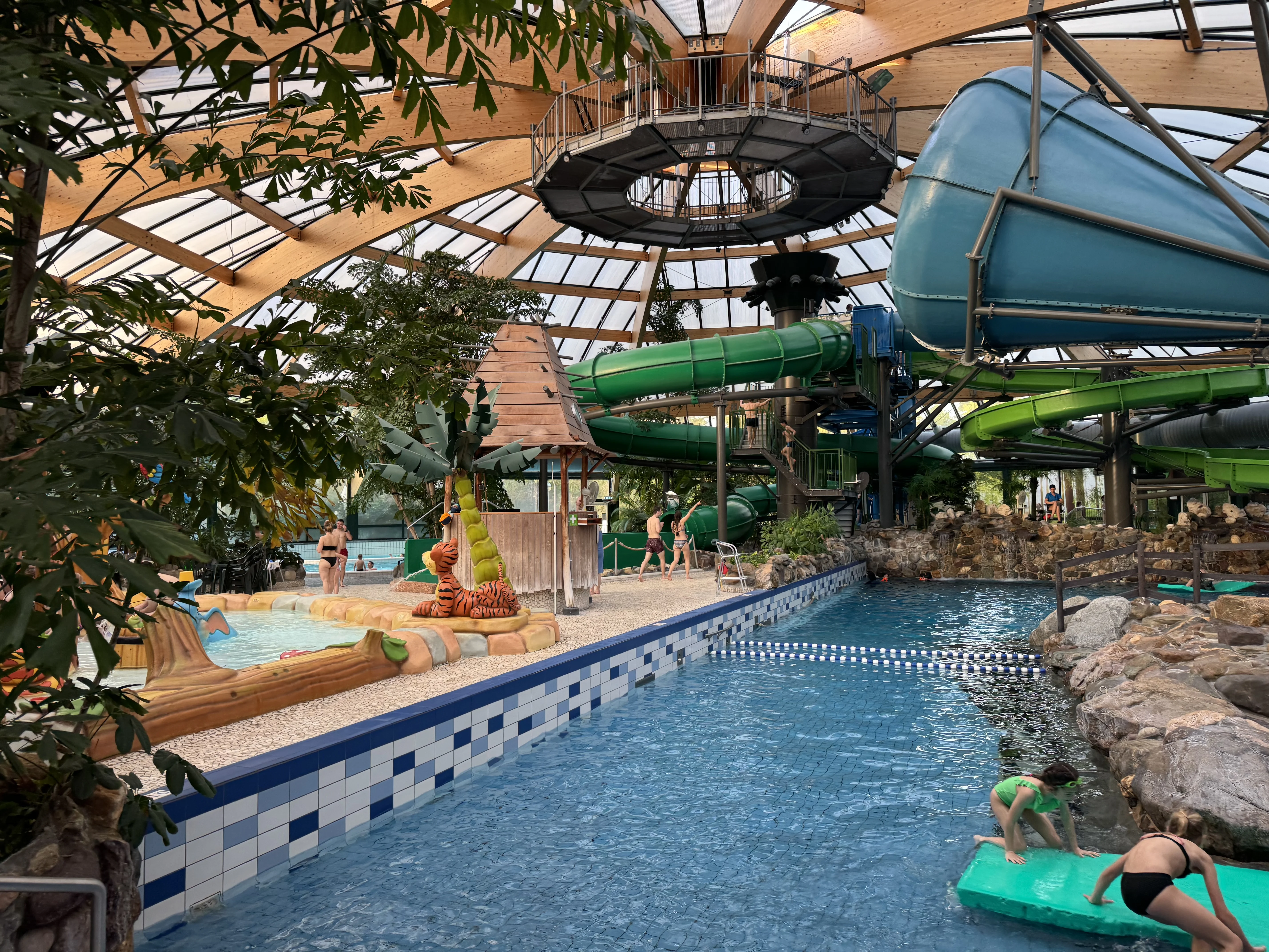 Das Schwimmbad im Landal De Lommerbergen