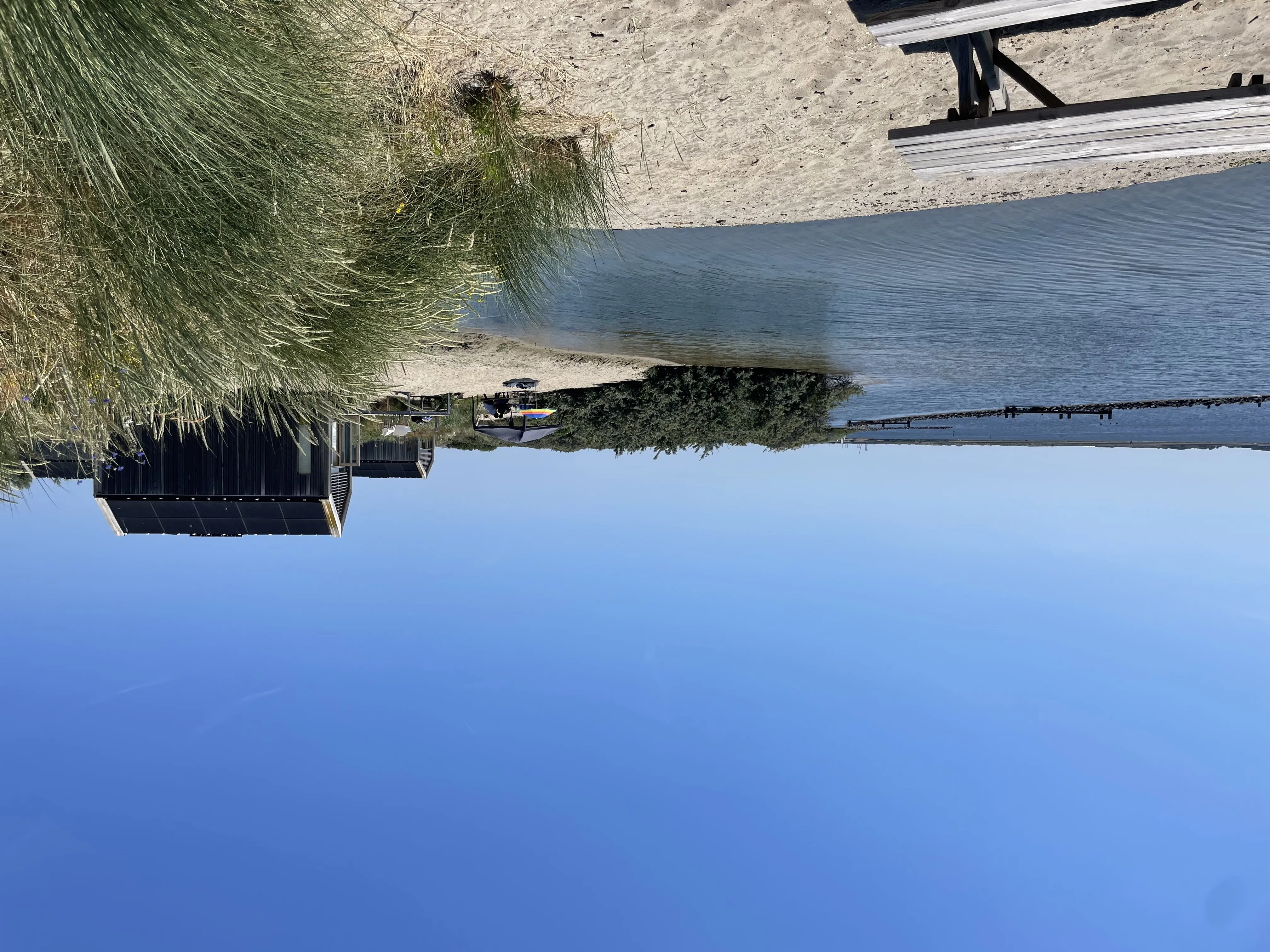 Ferienhaus im Dünengras mit Blick auf die Lagune