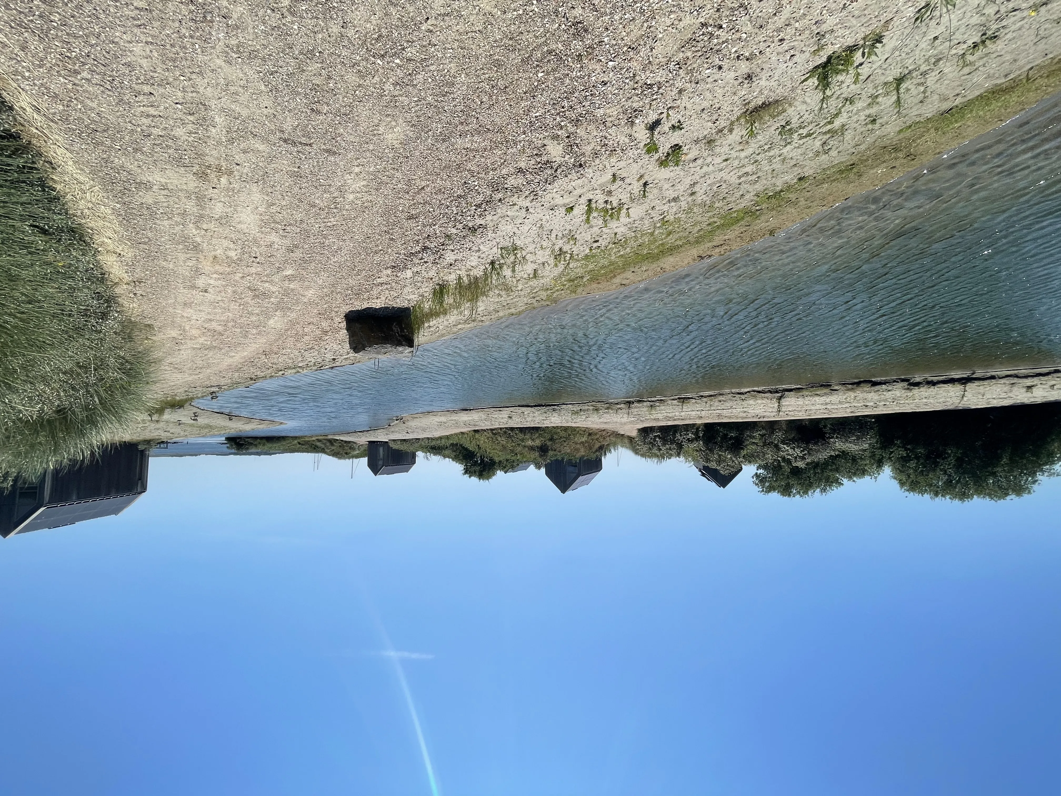 Panoramablick über die Lagune mit Tiny Houses