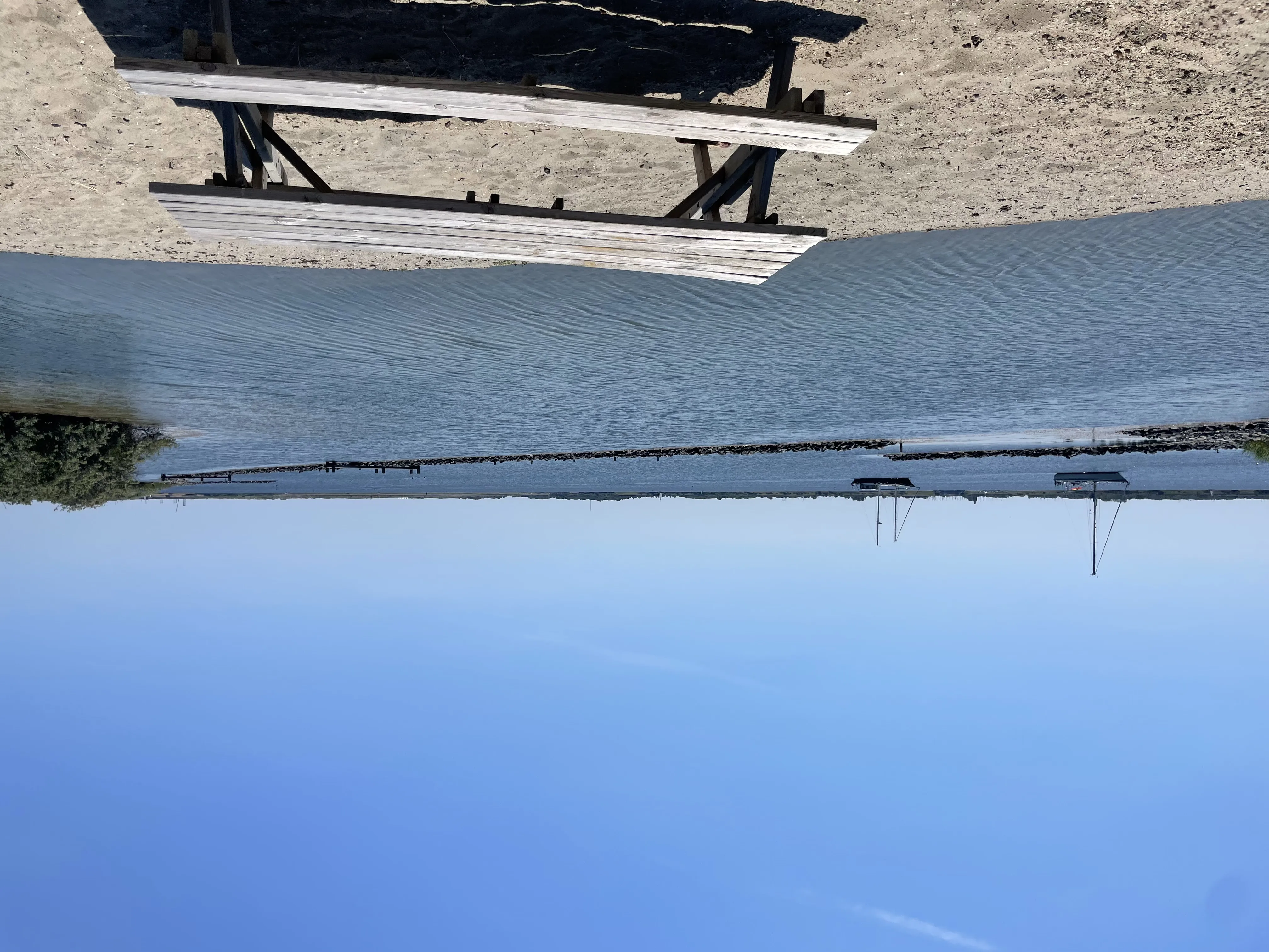 Picknicktisch am Grevelingenmeer mit Ferienhäusern