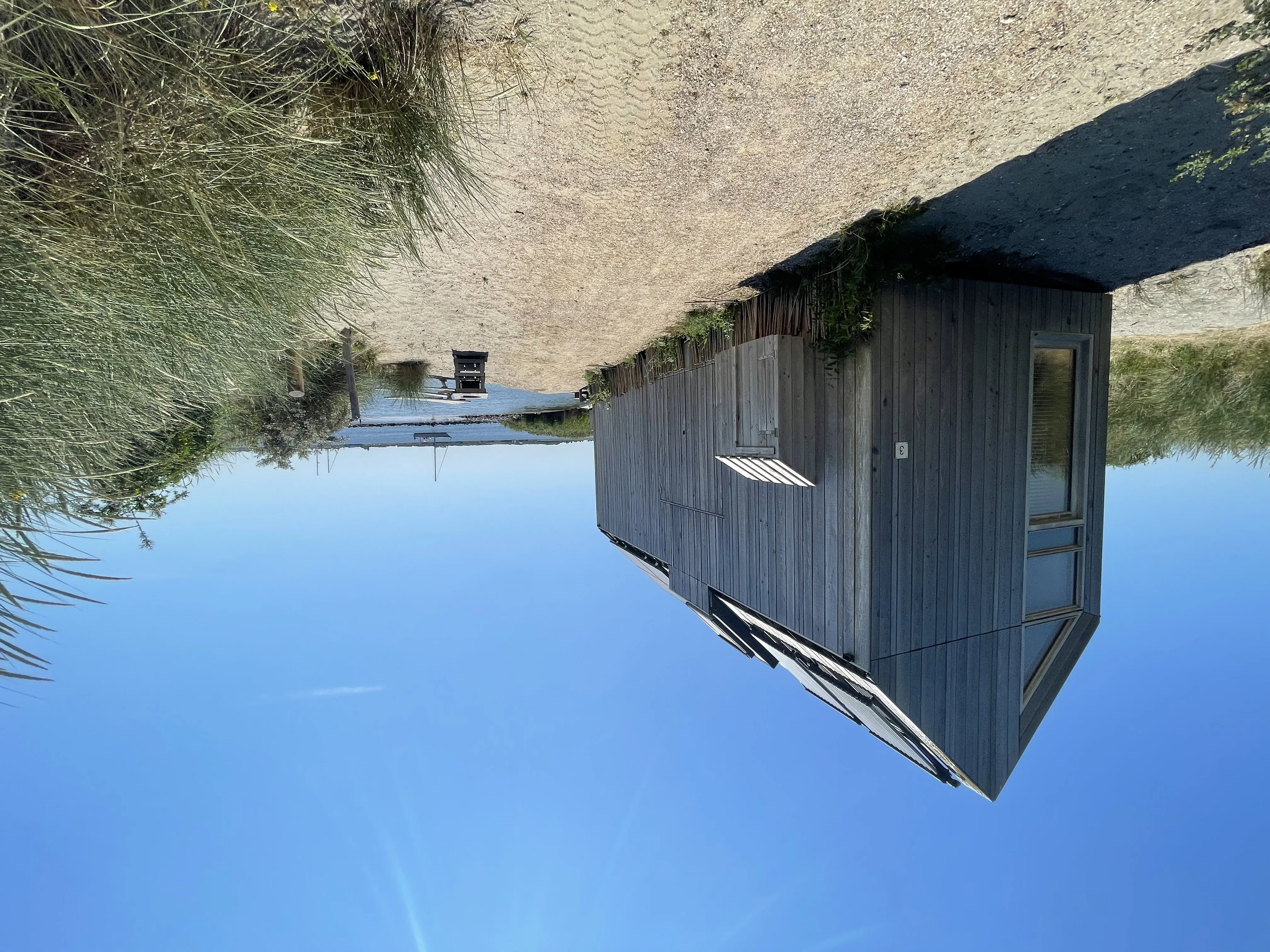 Tiny House mit Holzverkleidung in Nahaufnahme