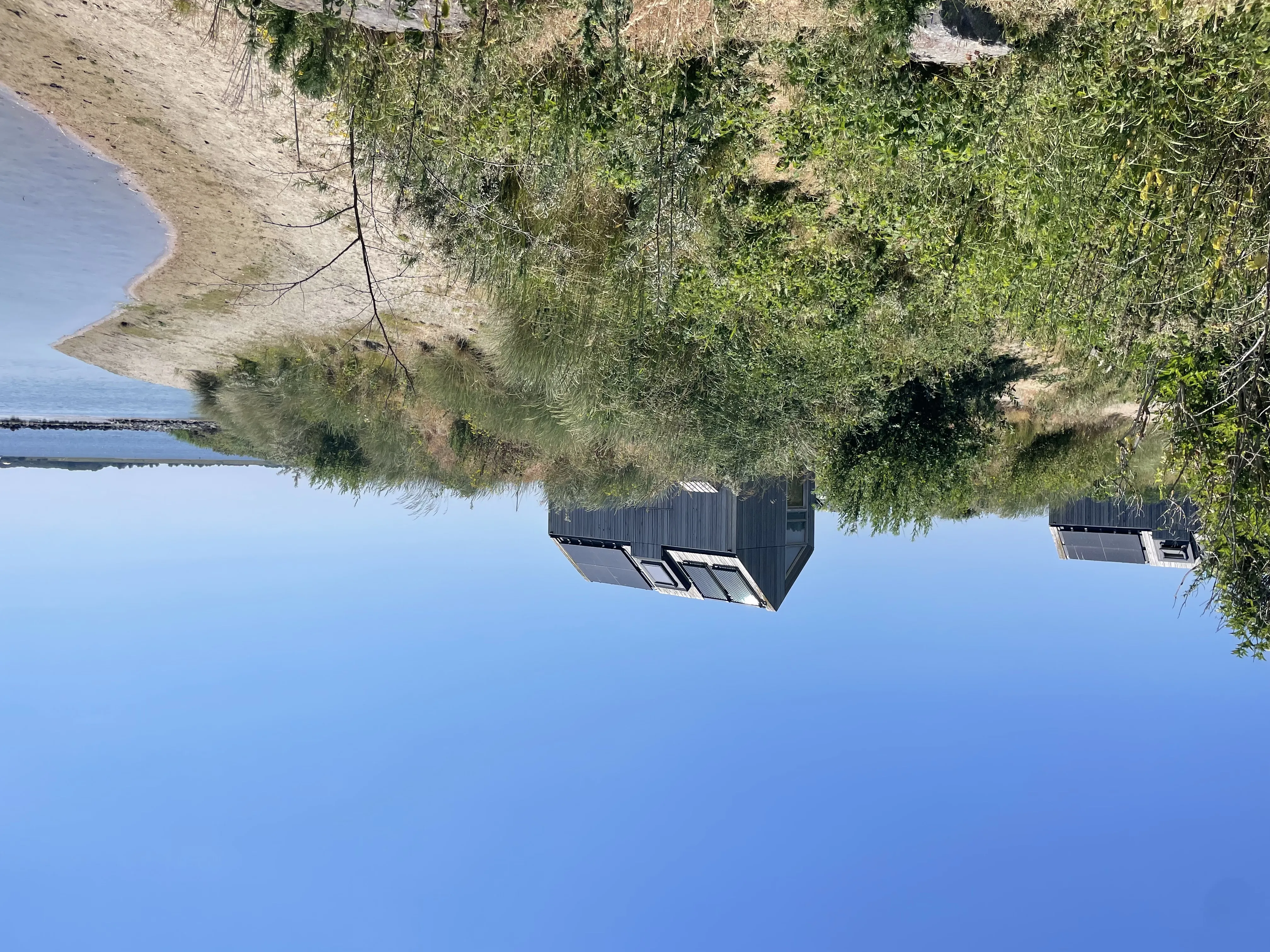 Tiny Houses im Dünengras mit Blick auf den Strand am Grevelingenmeer